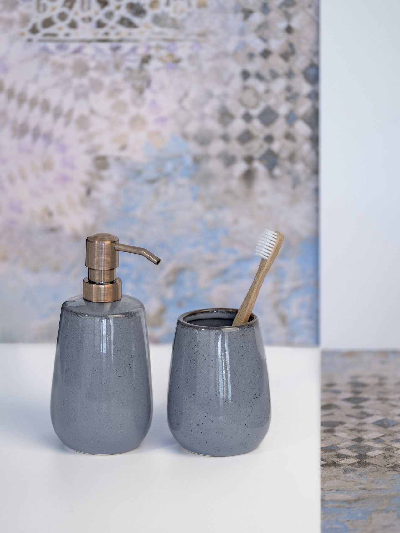 WENKO Badaccessoire-Set Sirmione, Set, Seifenspender und Zahnputzbecher, Keramik mit individueller Glasur