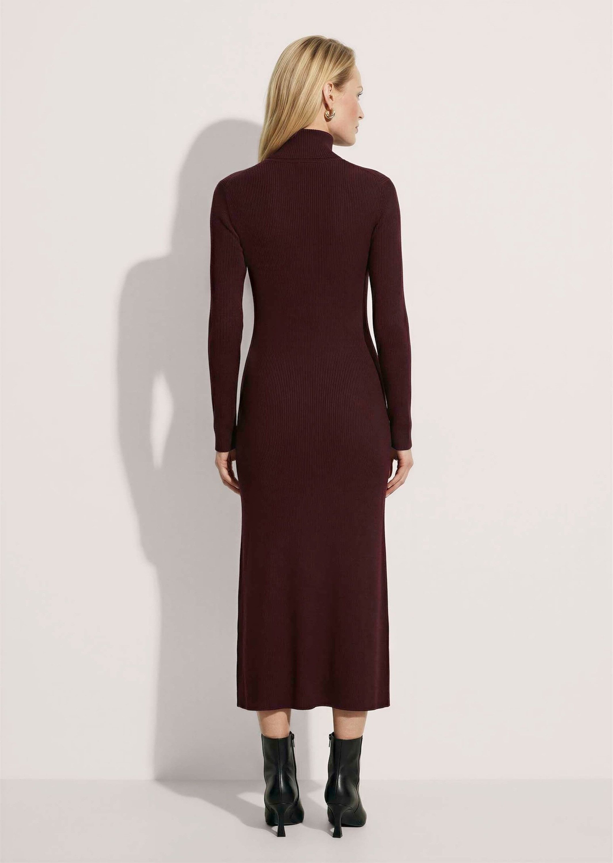 MADELEINE Strickkleid Strickkleid mit Schlitz & Zierknöpfen Figurbetonter Allover-Rippstrick mit elastischem Sitz