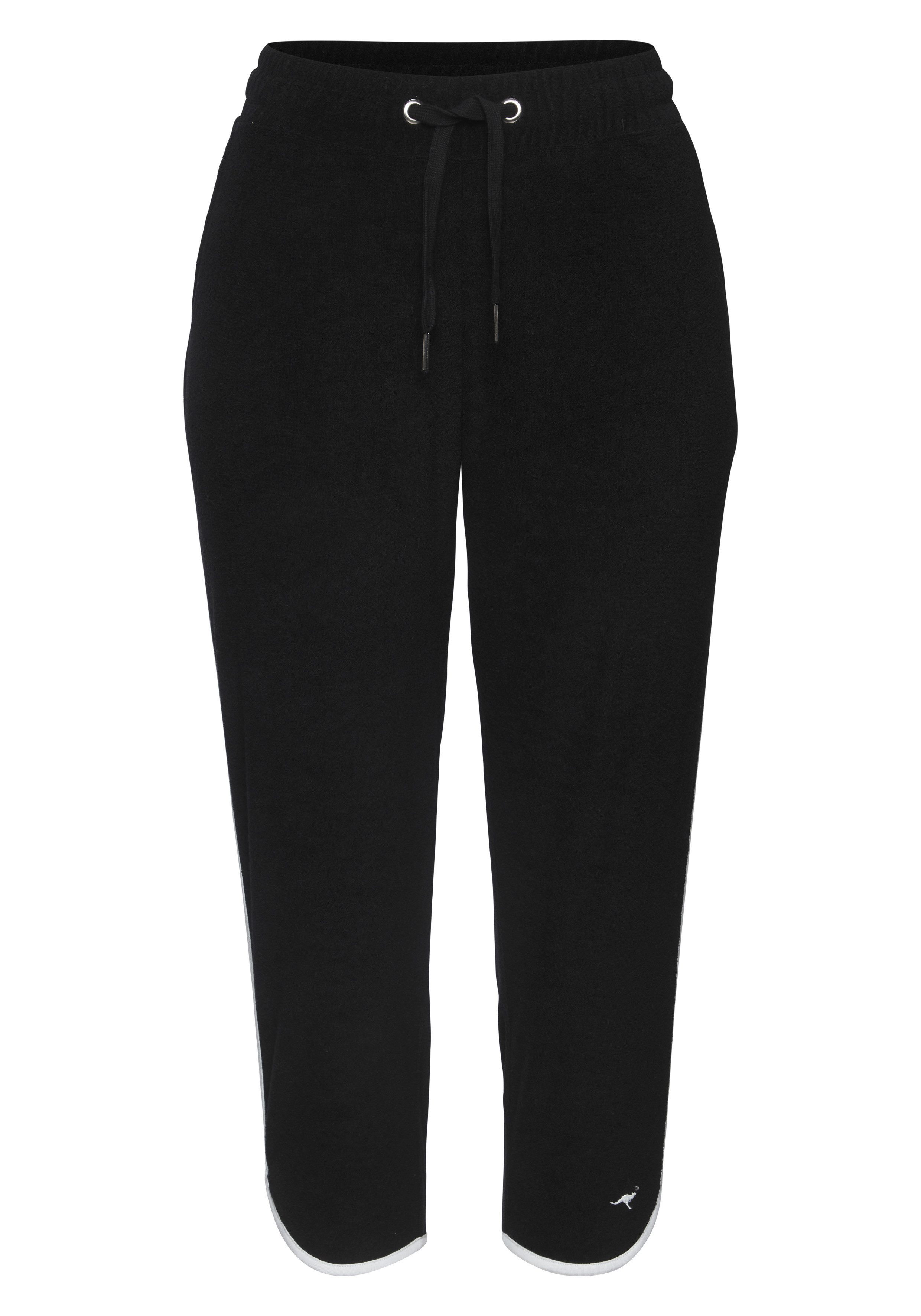 KangaROOS Relax-Caprihose mit sportlichem Seitenstreifen und weichem Frottee Material. € 29,99