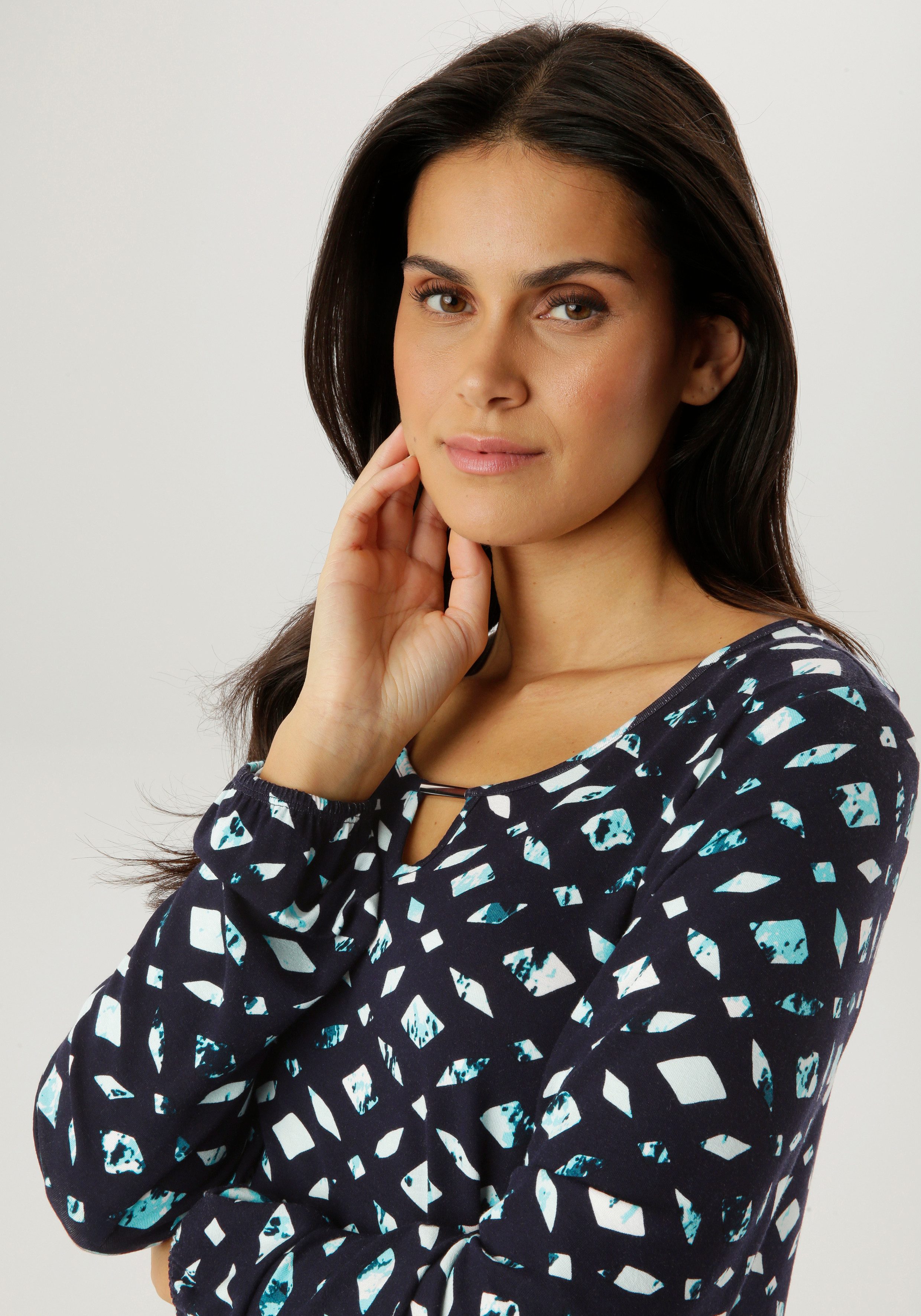 Aniston SELECTED Langarmshirt mit Cut-out und dekorative Mosaik-Musterung