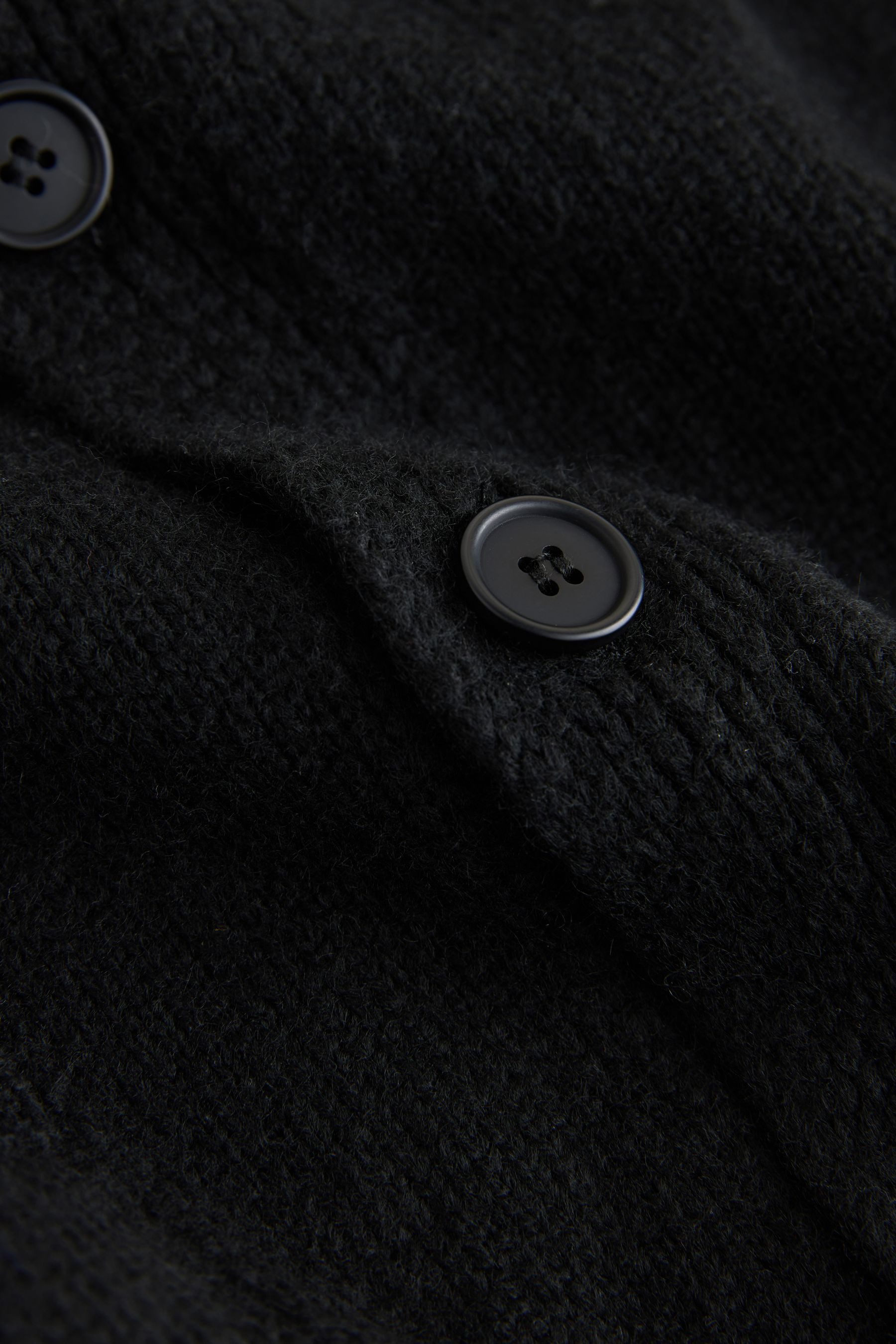 Next Strickjacke Regular Fit Strickjacke mit aufgesticktem Motiv (1-tlg)