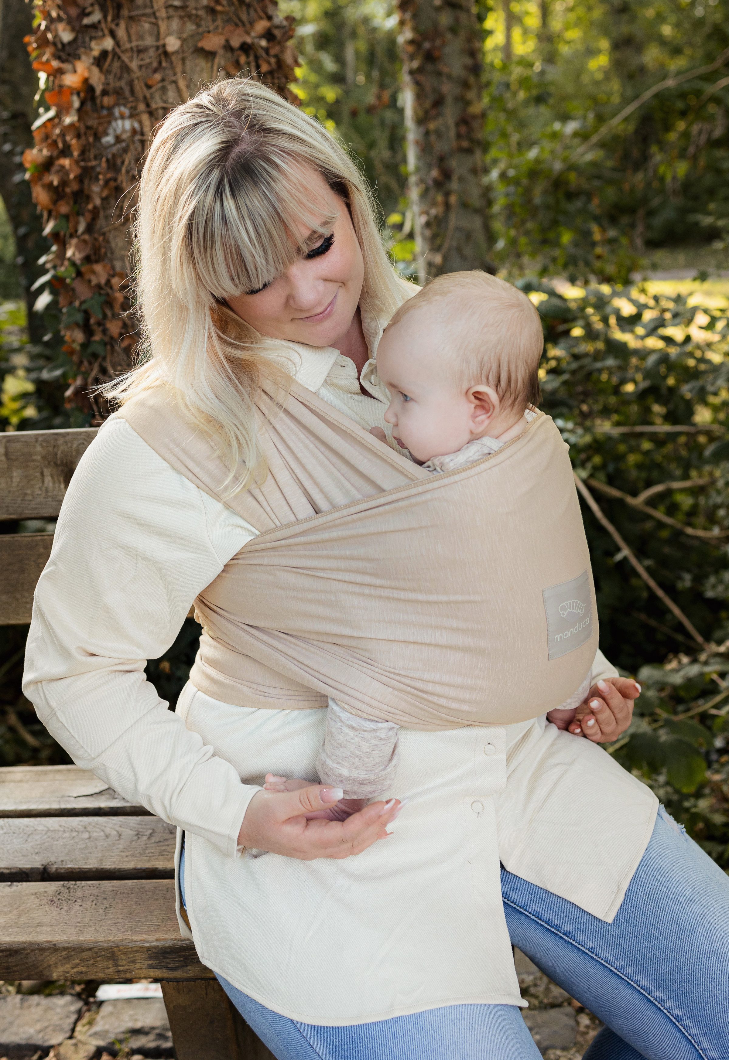 manduca Babytrage manduca Sling - Babytragetuch - Elastische Babytrage, Unterstützt die natürliche M-Position beim Baby. – Bild 5 von 5