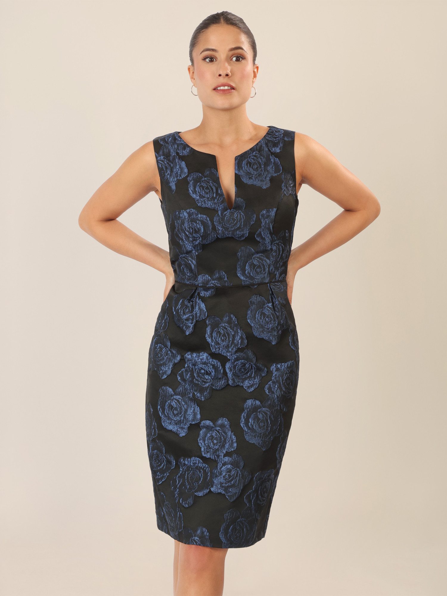 Apart Etuikleid mit floralen Strukturen günstig online kaufen