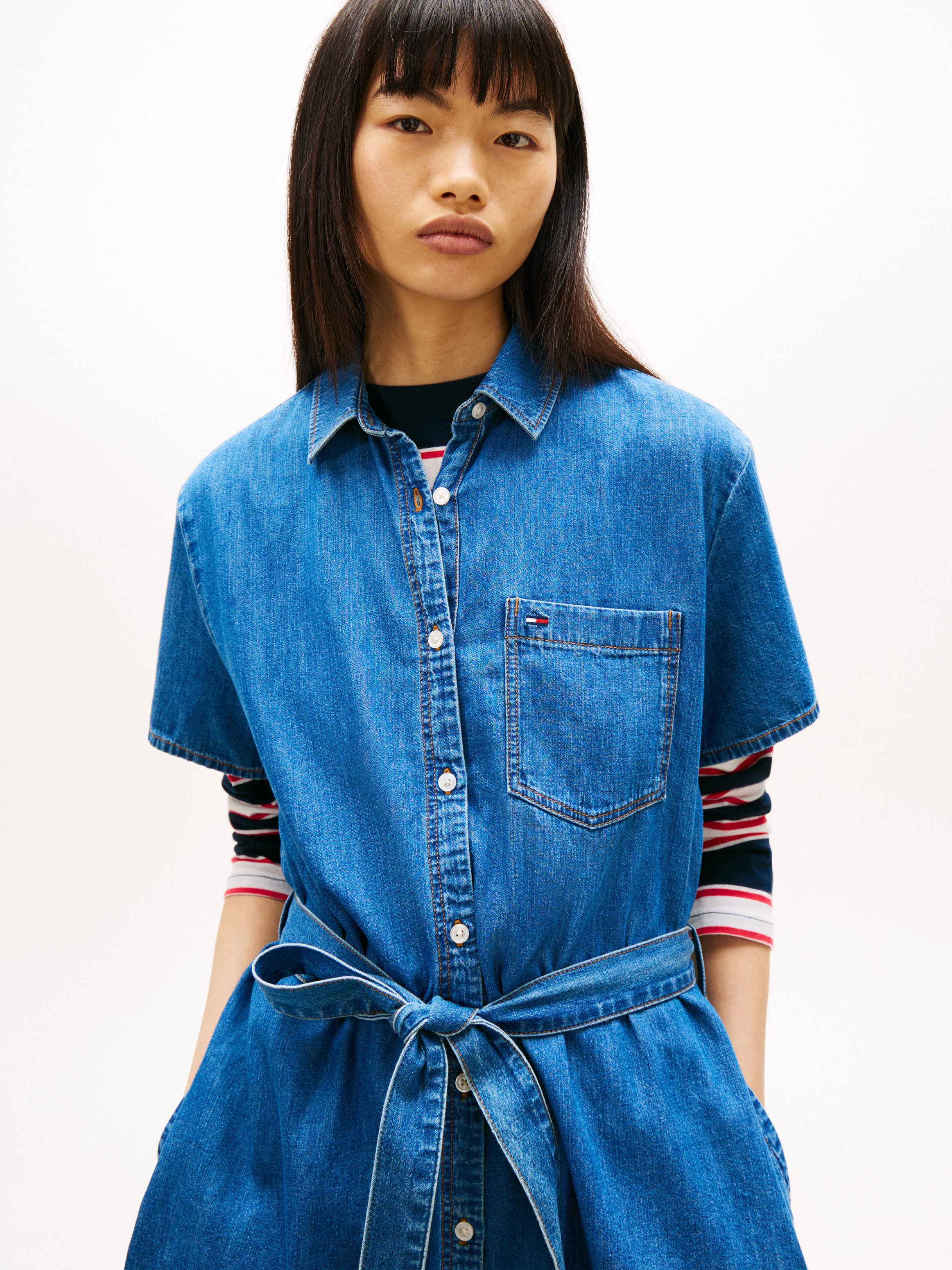 Tommy Jeans Jeanskleid TJW SHIRT MINI CHAMBRAY DRESS mit Taillengürtel, Regular Fit