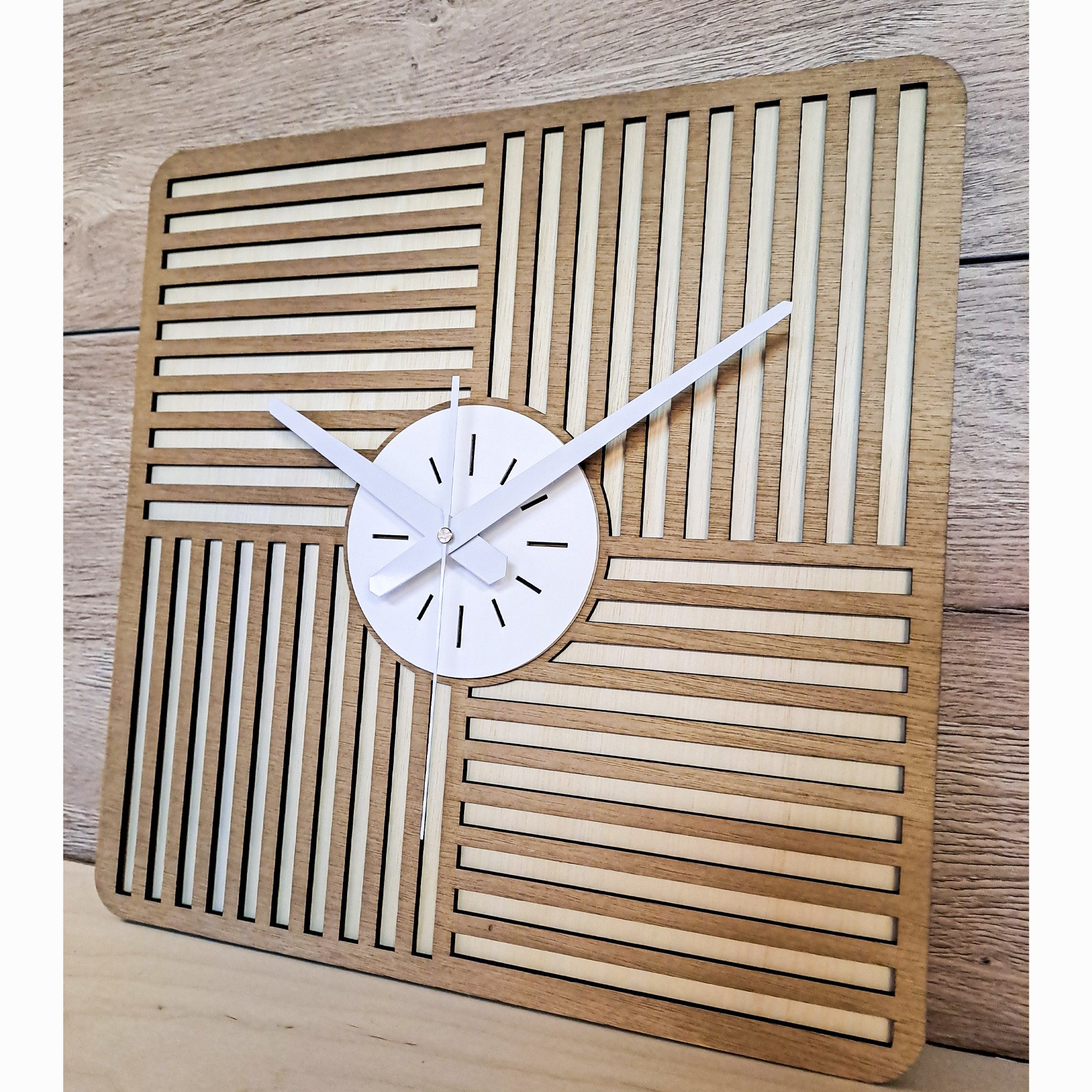 ORNAMENTI Wanduhr Groß, modern, geometrisch, Lamellen, quadratisch, holz, Eichenbeize (Handmade, hingucker, minimalistisch Wanduhr, 3 Grossen, ohne Ticken)