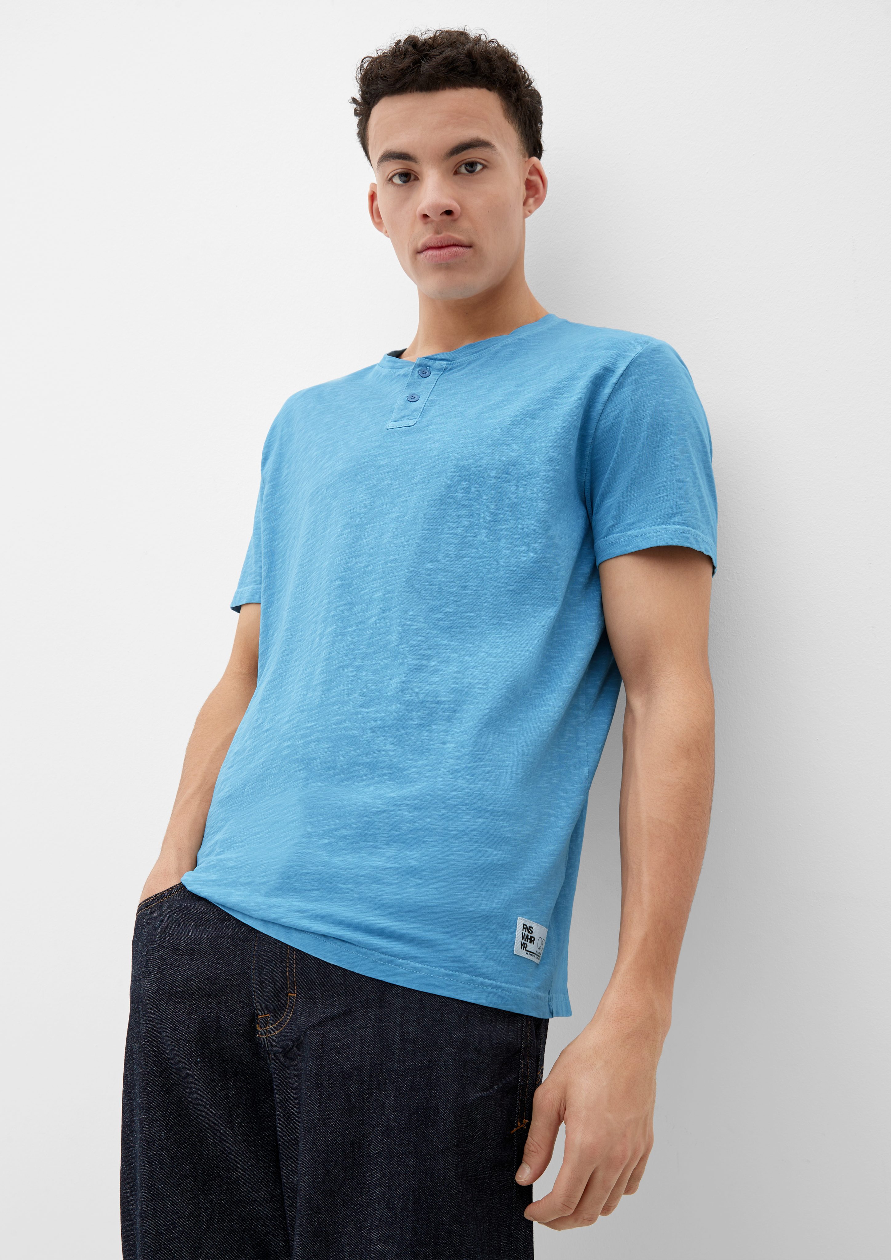 In Fachgeschäften QS Kurzarmshirt T-Shirt hellblau mit Henleyausschnitt Label-Patch
