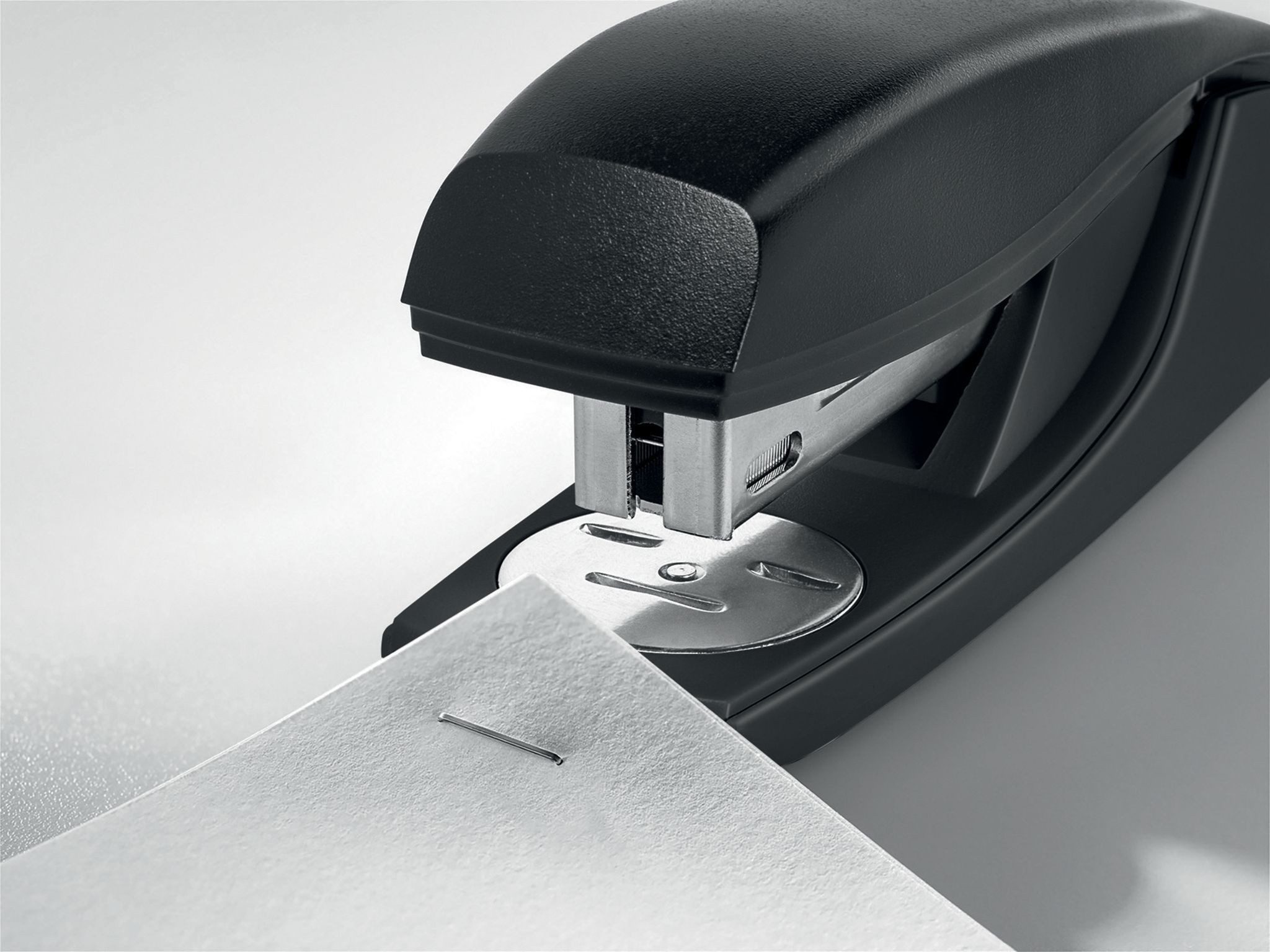 LEITZ Heftgerät Büroheftgerät NeXXt Recycle Kunststoff 30 Blatt schwarz