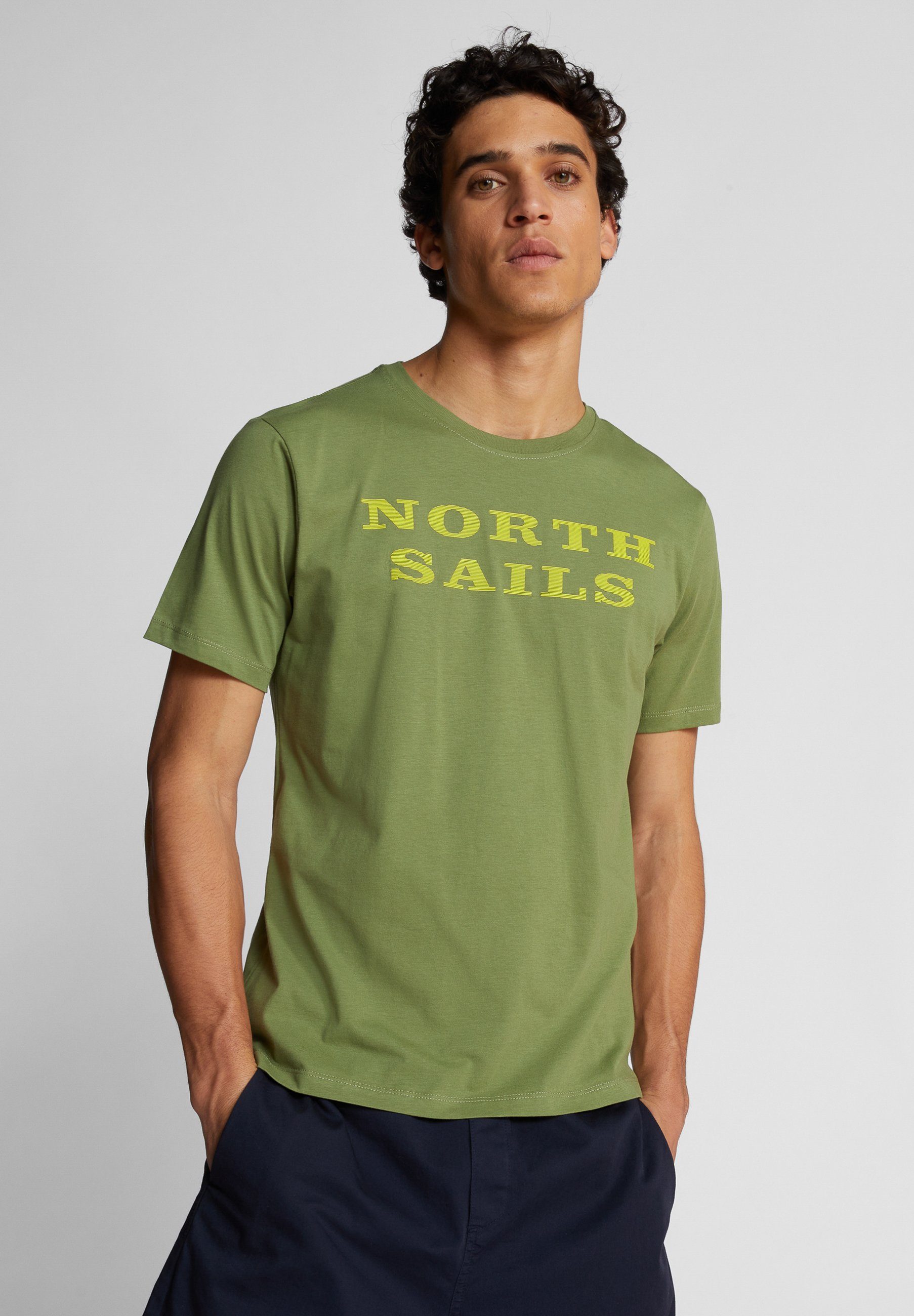 GREEN T-Shirt mit OLIVE T-Shirt Schriftzug North Sails