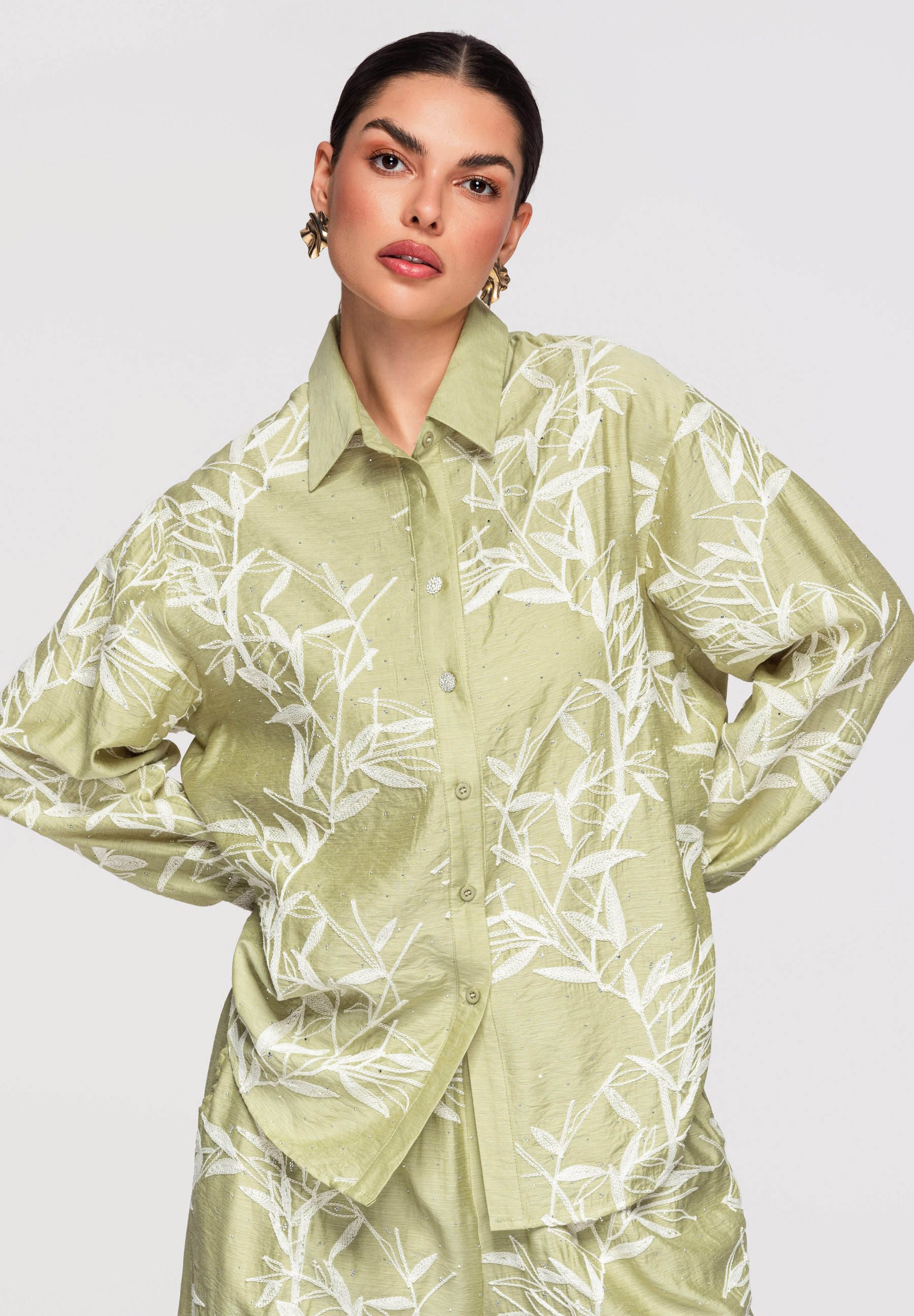 OMBRE Longbluse Damen Baumwollbluse mit Stickerei und Knopfleiste Grün M (kein Set, 1-tlg) Bestickter Pflanzenmotiv