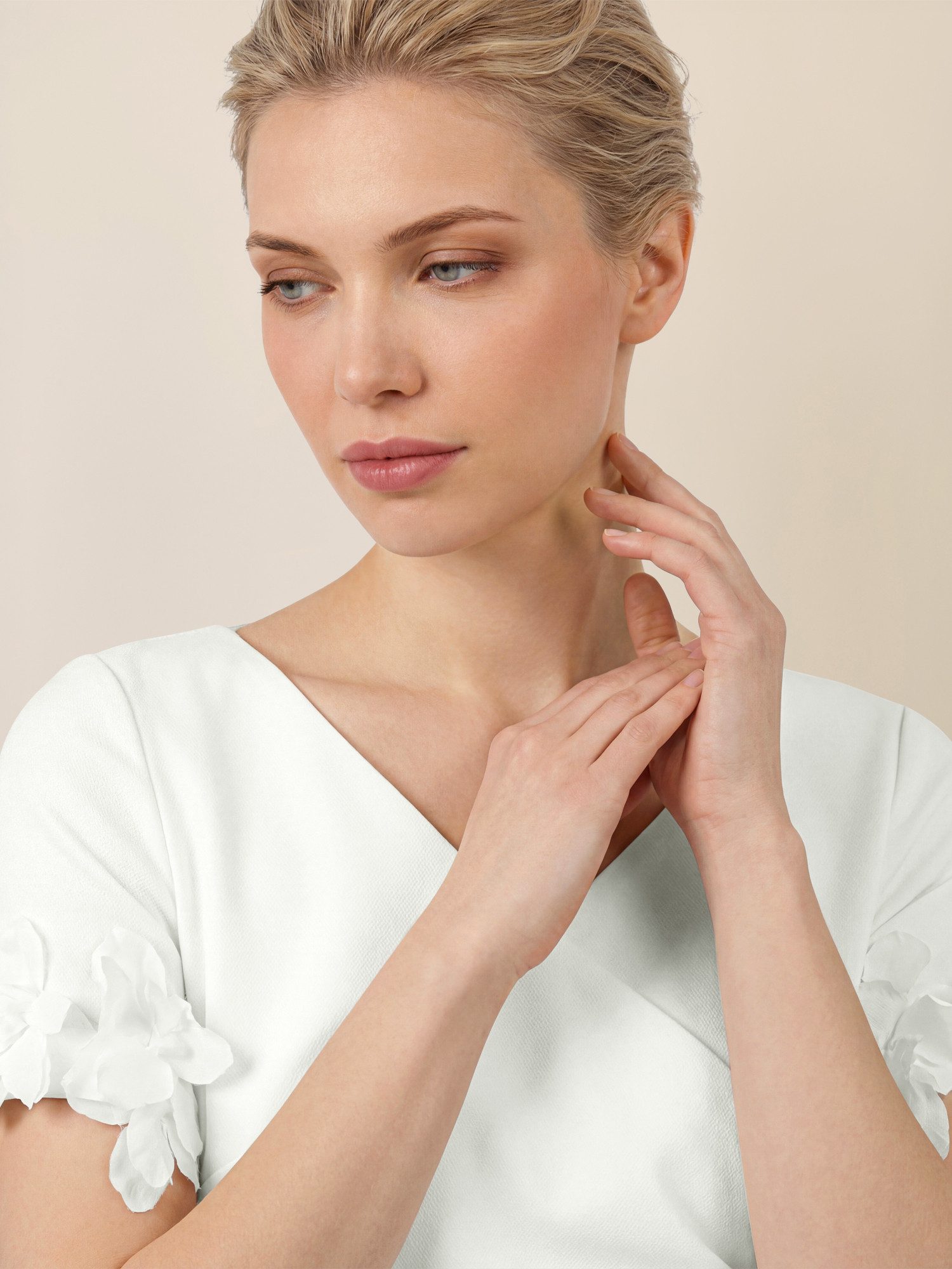 Apart Abendkleid mit floralen Ärmeldetails