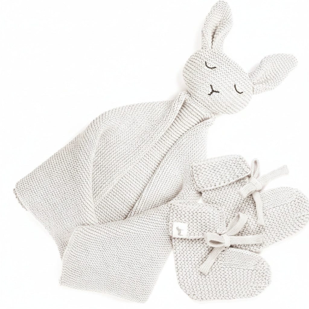 Moyo Neugeborenen-Geschenkset „Hej Baby“ Hase Off White (3-tlg) Das klassische Erstlingsset für besondere Momente