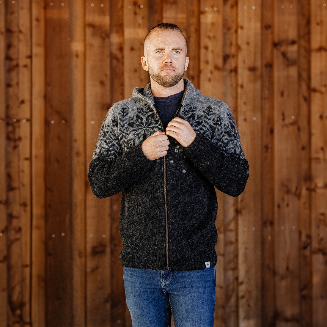 KIDKA Kapuzenstrickjacke - Wollstrickjacke für Damen / Herren - Farbe schwarz-grau - aus rauer isländischer Wolle