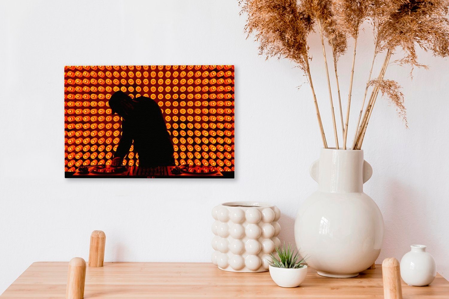 OneMillionCanvasses® Leinwandbild DJ hinter (1 St), orangefarbenem Leinwandbilder, Wandbild Wanddeko, einem cm Licht, Aufhängefertig, 30x20 in Mischpult