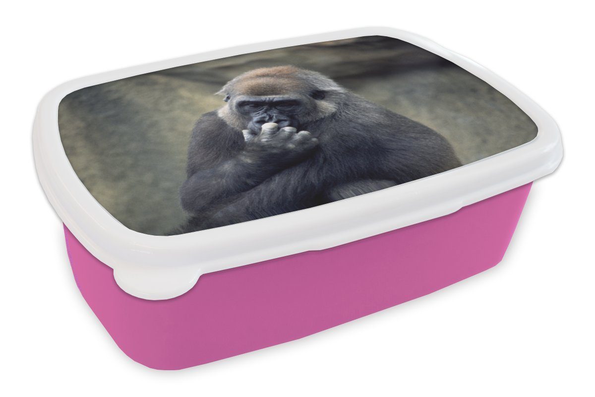 MuchoWow Lunchbox Niedlicher Gorilla kratzt sich an der Nase, Kunststoff, (2-tlg), Brotbox für Erwachsene, Brotdose Kinder, Snackbox, Mädchen, Kunststoff rosa
