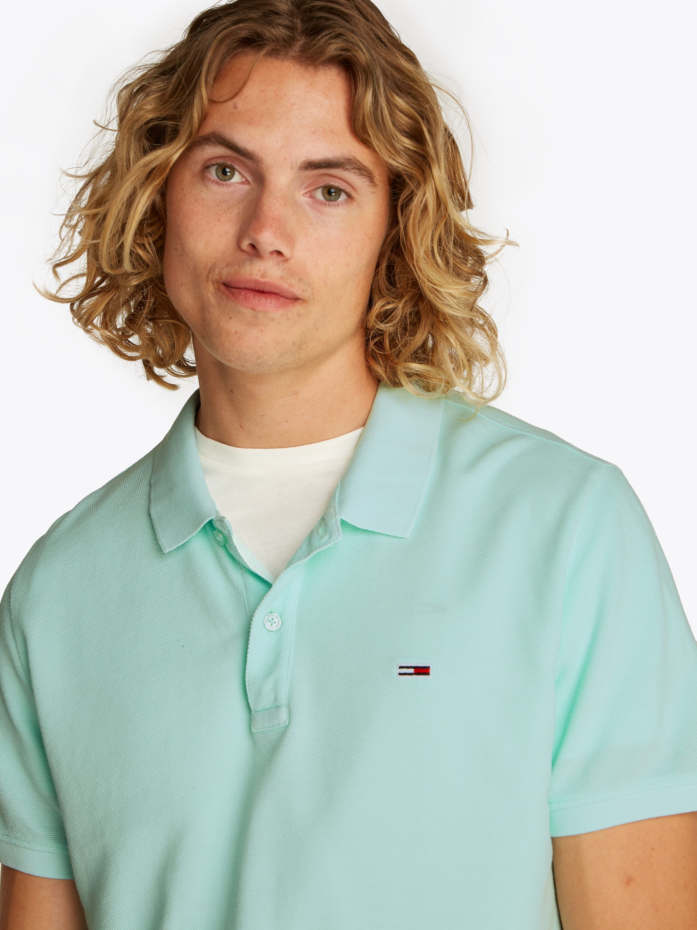 Tommy Jeans Poloshirt TJM SLIM ESSENTIAL GD POLO SS mit Logostickerei günstig online kaufen