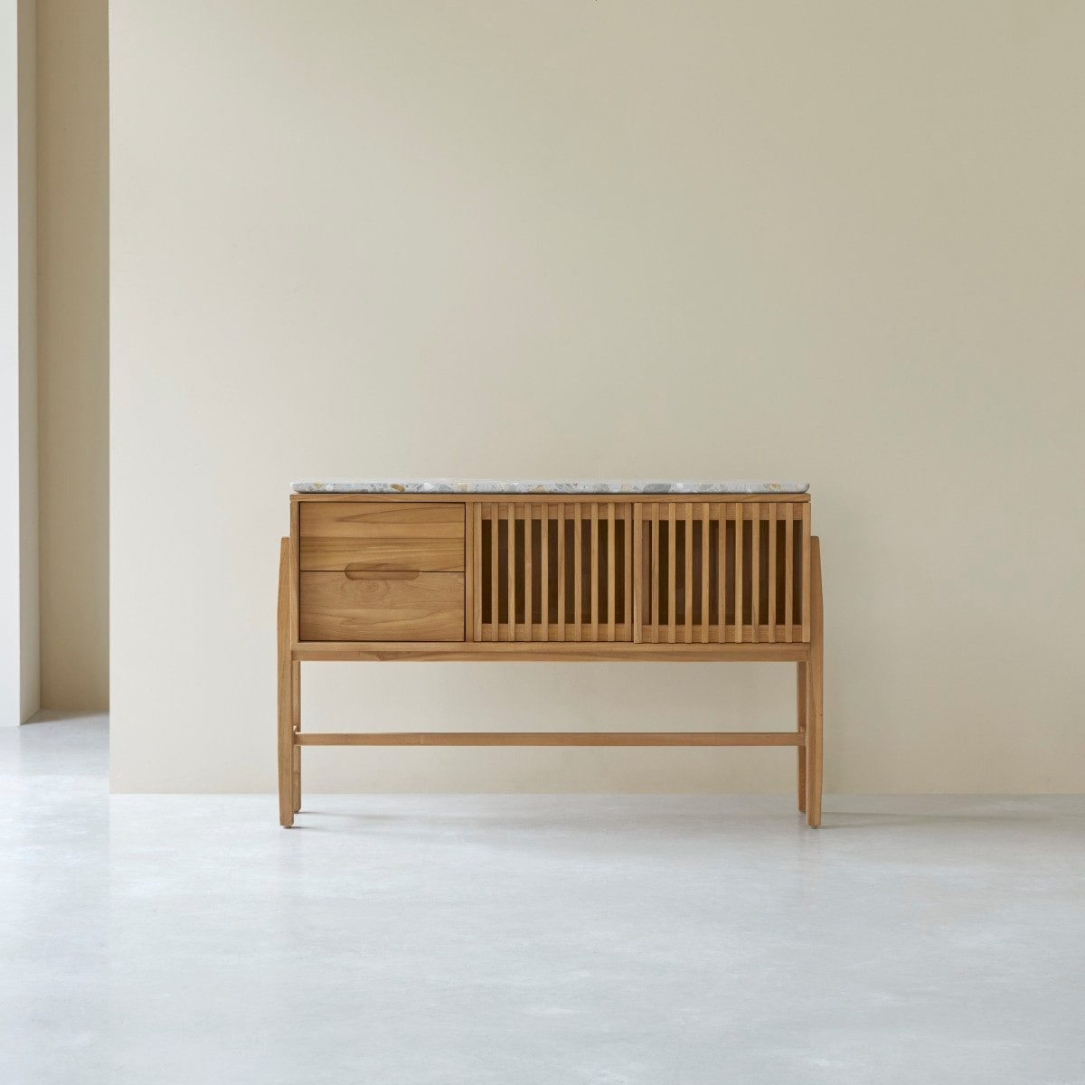 Tikamoon Konsolentisch Isaure Konsole aus massivem Teakholz und Premium-Terrazzo