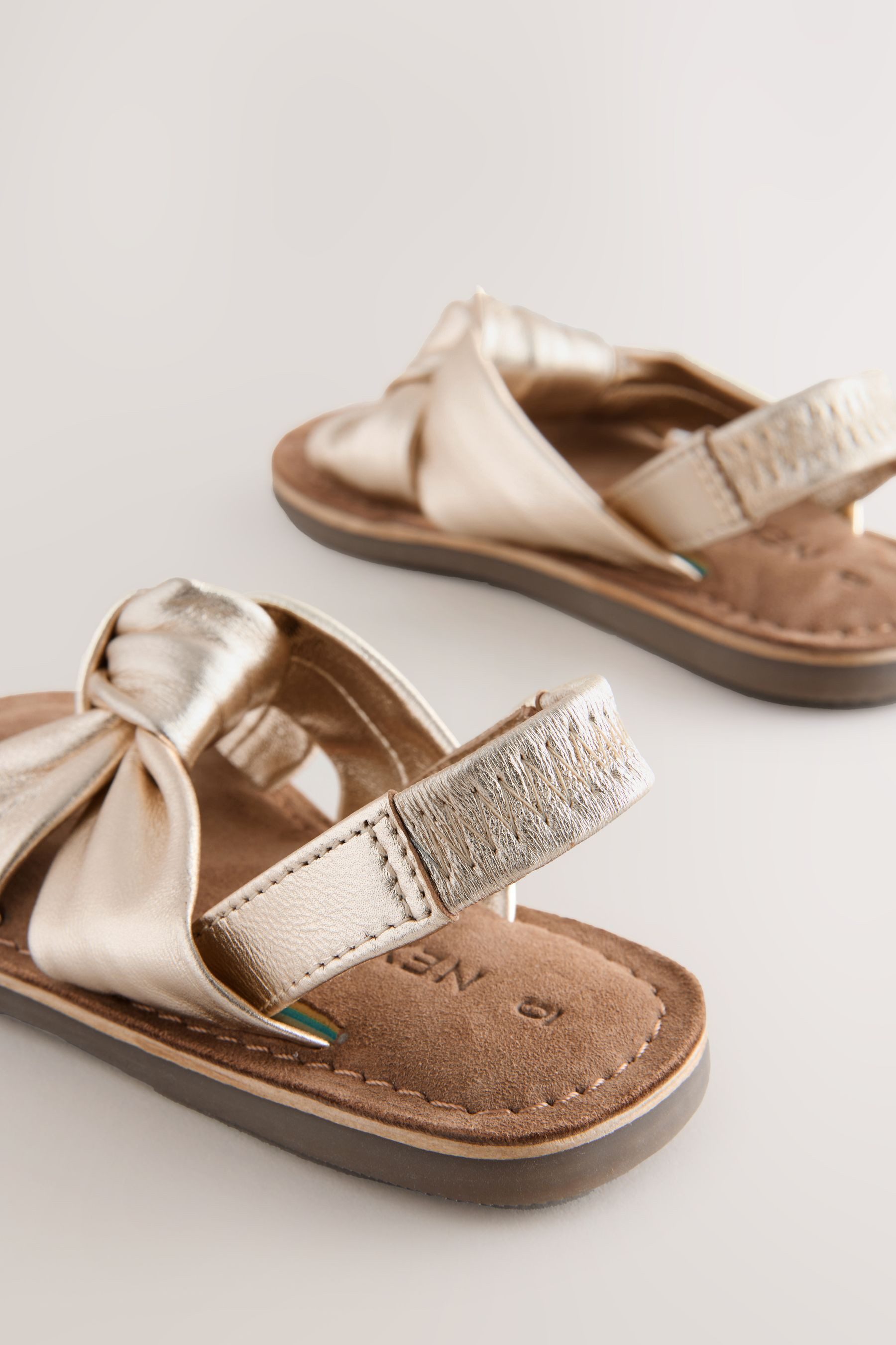 Next Sandalen in verdrehter Optik Sandale (1-tlg)