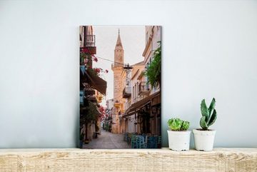 OneMillionCanvasses® Leinwandbild Kleiner Turm an einer Gasse in Chania, (1 St), Leinwandbild fertig bespannt inkl. Zackenaufhänger, Gemälde, 20x30 cm