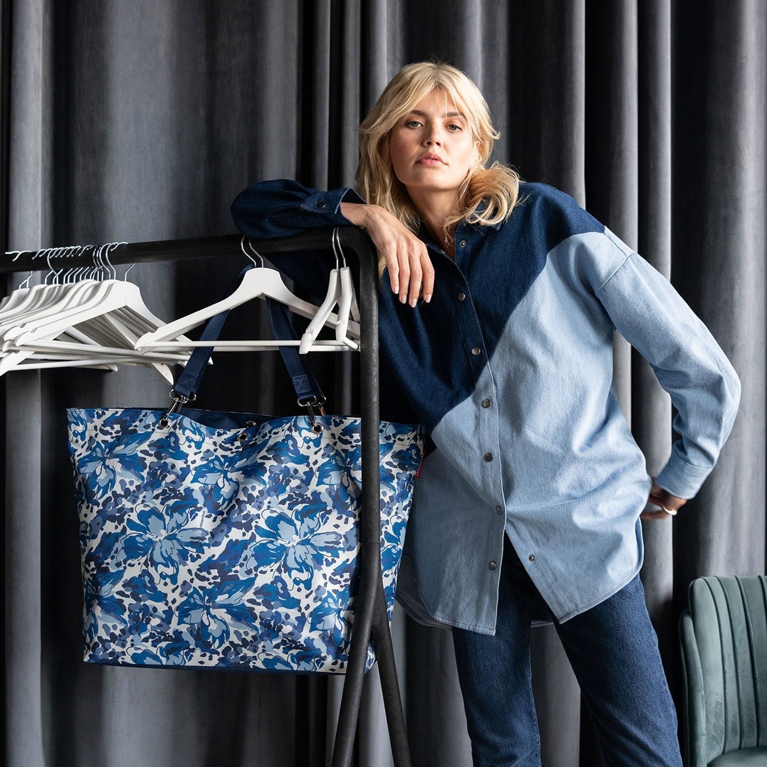 REISENTHEL® Tragetasche SHOPPER XL, Blau, Weiß, florales Muster, Polyester (1-tlg), mit Reißverschluss, wasserabweisend