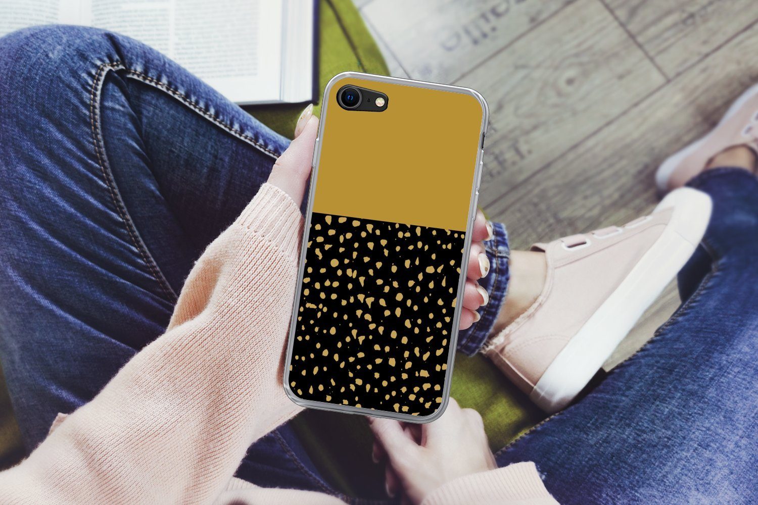 MuchoWow Handyhülle für Apple iPhone 8 Polka dots - Ockergelb - Schwarz, Smartphone-Bumper, Print, Handy Schutzhülle Dünn