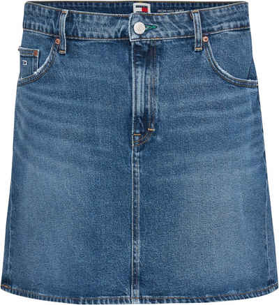Tommy Jeans Curve Jeansrock CRV MOM UH SKIRT AH6158 mit Logostickerei