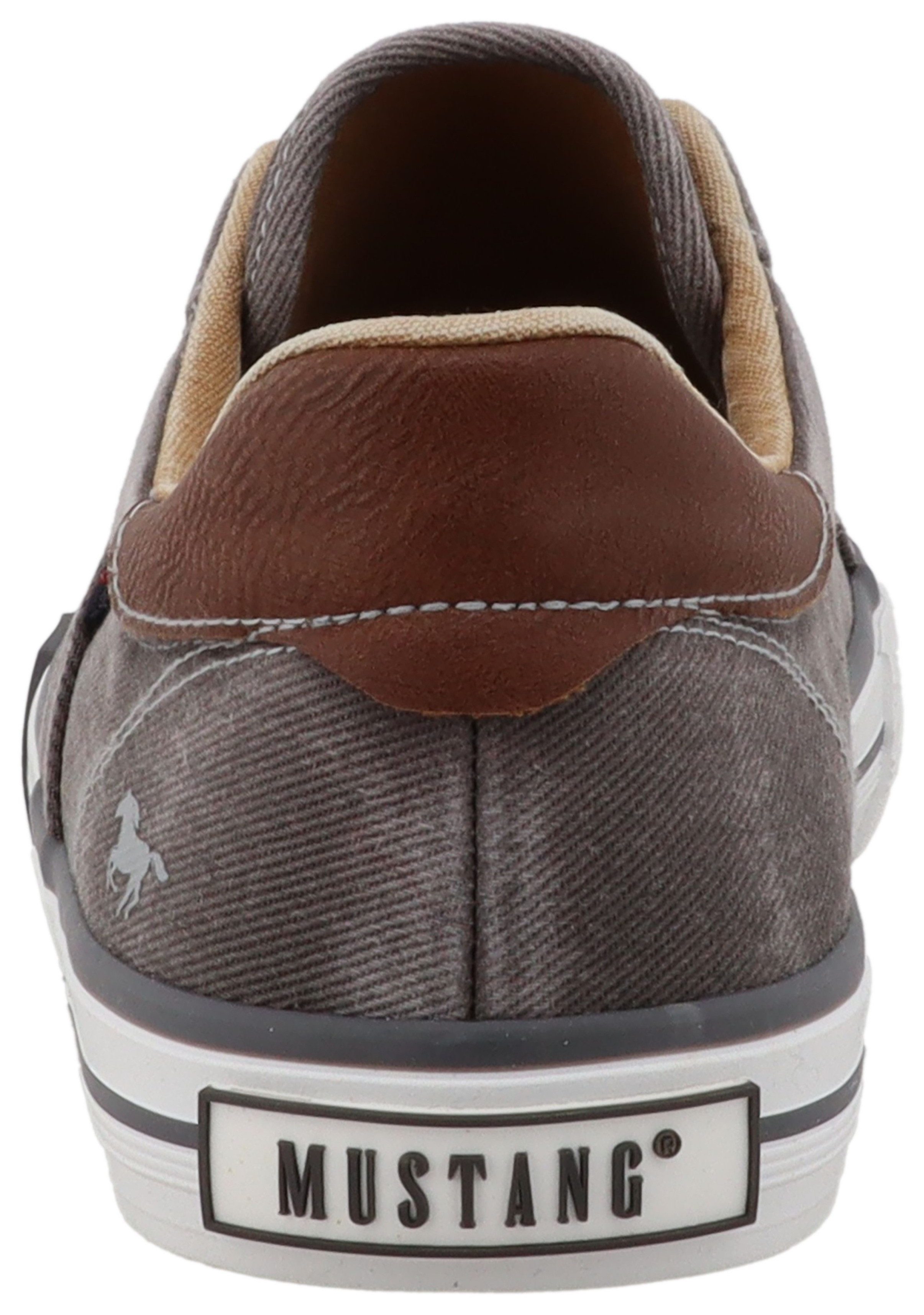 Mustang Shoes Calogero Slip-On Sneaker Slipper, Freizeitschuh, Halbschuh mit Kontrastnähten