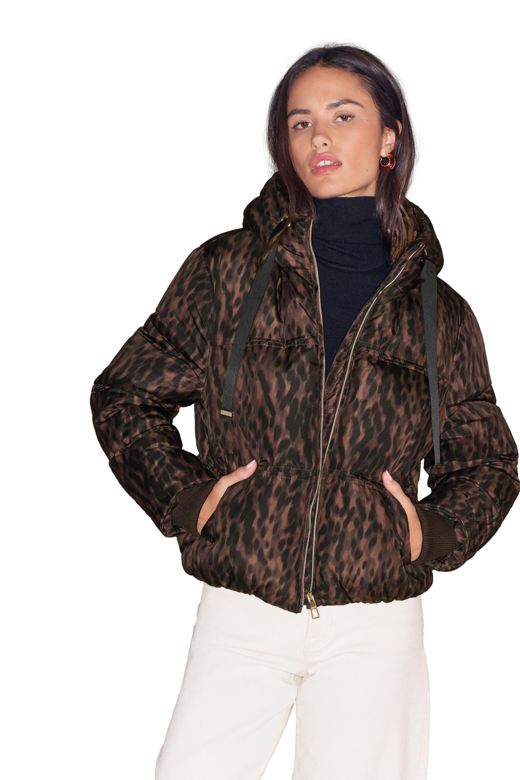 LIPSY Steppmantel Lipsy Puffermantel mit Animal-Print (1-tlg)