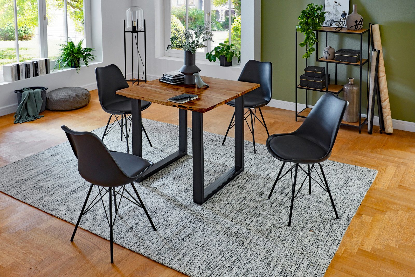 SAM® Essgruppe Jasmin, Akazienholz, Baumkante, nussbaum, U-Gestell Metall und mit 4 Stühlen