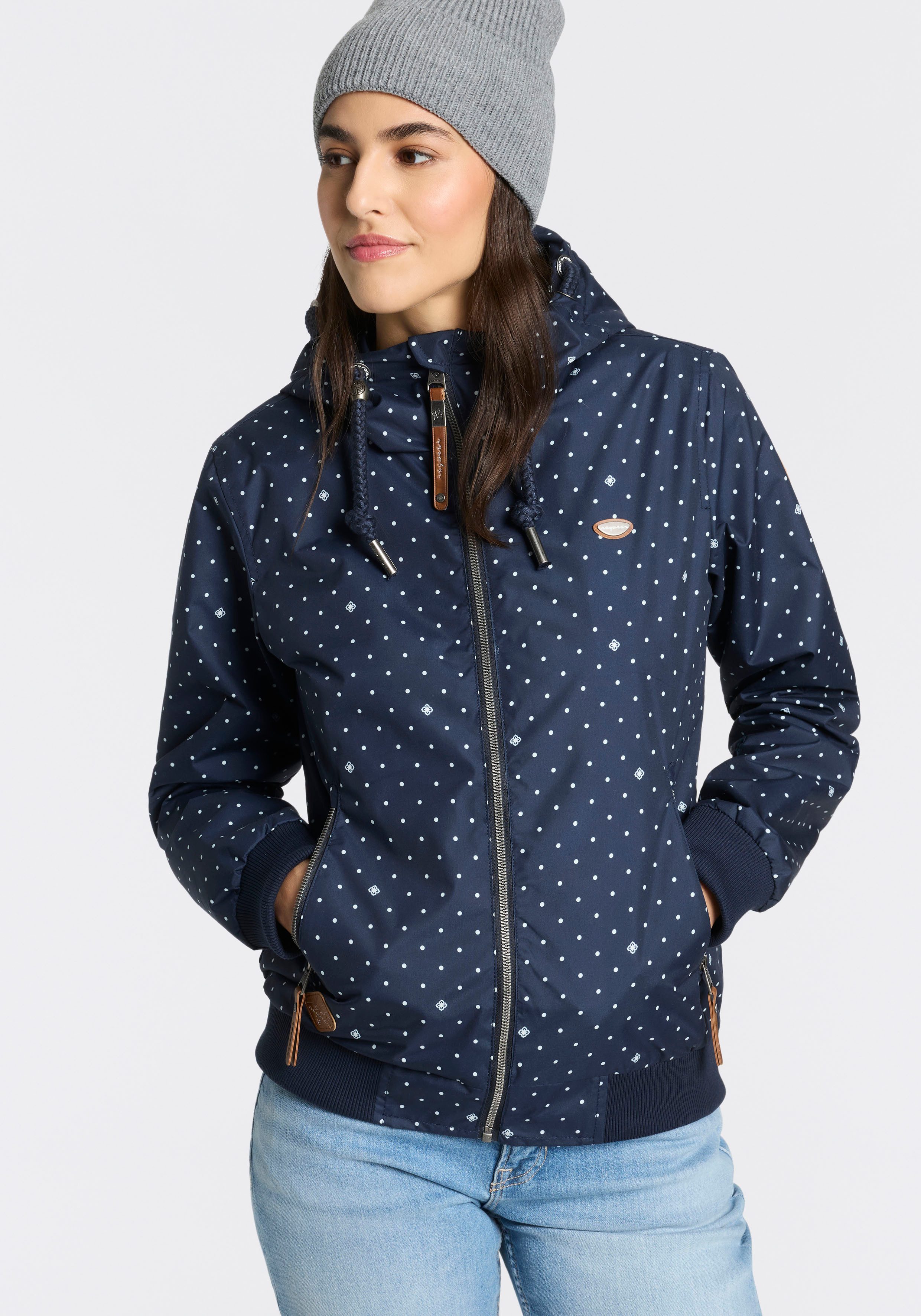 Ragwear Outdoorjacke NUGGIE DOTS O aus Polyester, hüftlange Passform, hochschließender Kragen