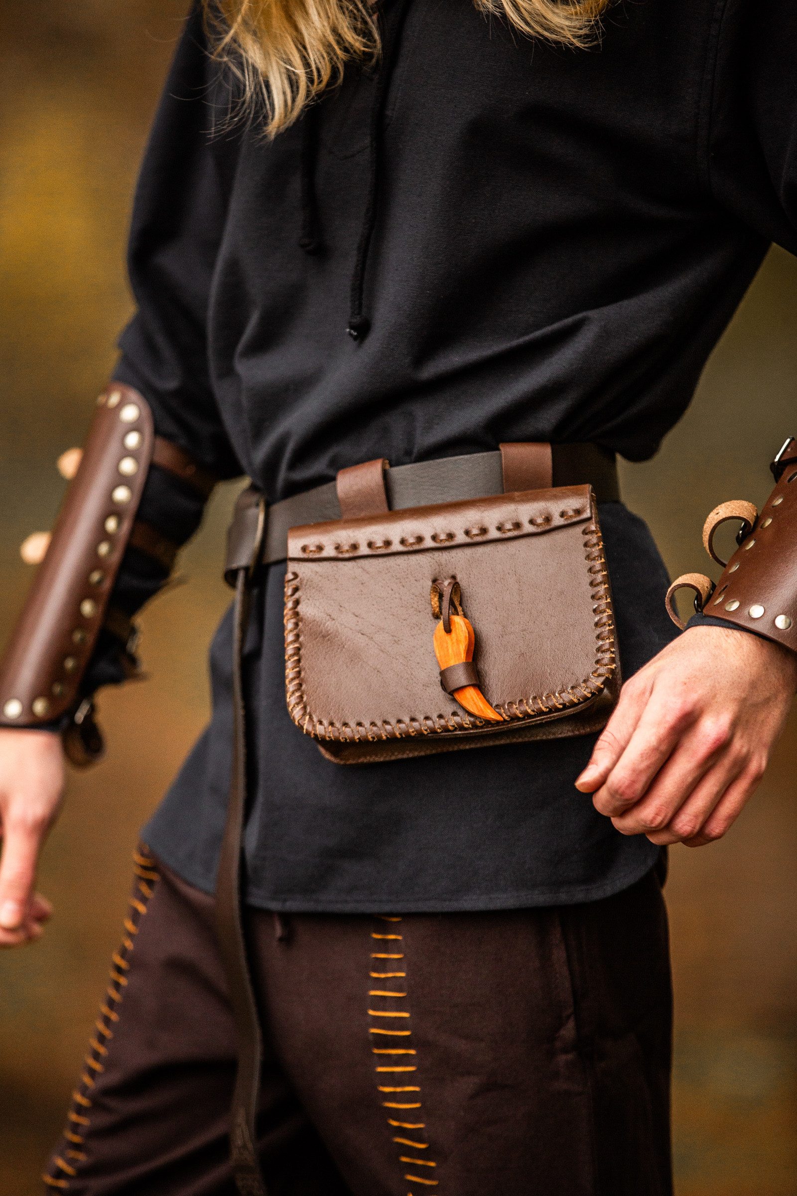 Leonardo Carbone Wikinger-Kostüm Gürteltasche "Volmar" aus Leder, Holzknebelverschluss, dekorative Lederschnur