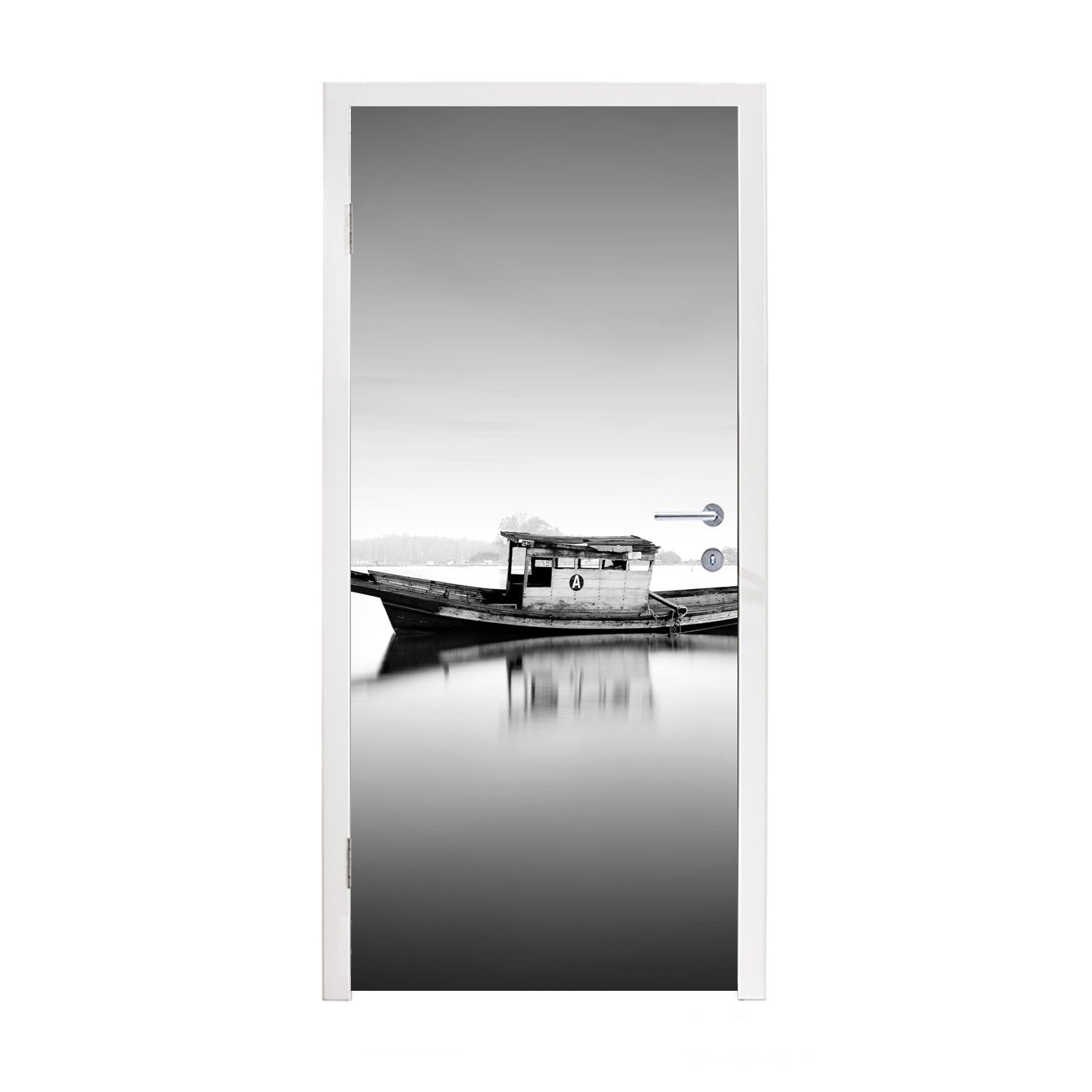 MuchoWow Türtapete Verlassenes Boot im Wasser schwarz und weiß, Matt, bedruckt, (1 St), Fototapete für Tür, Türaufkleber, 75x205 cm