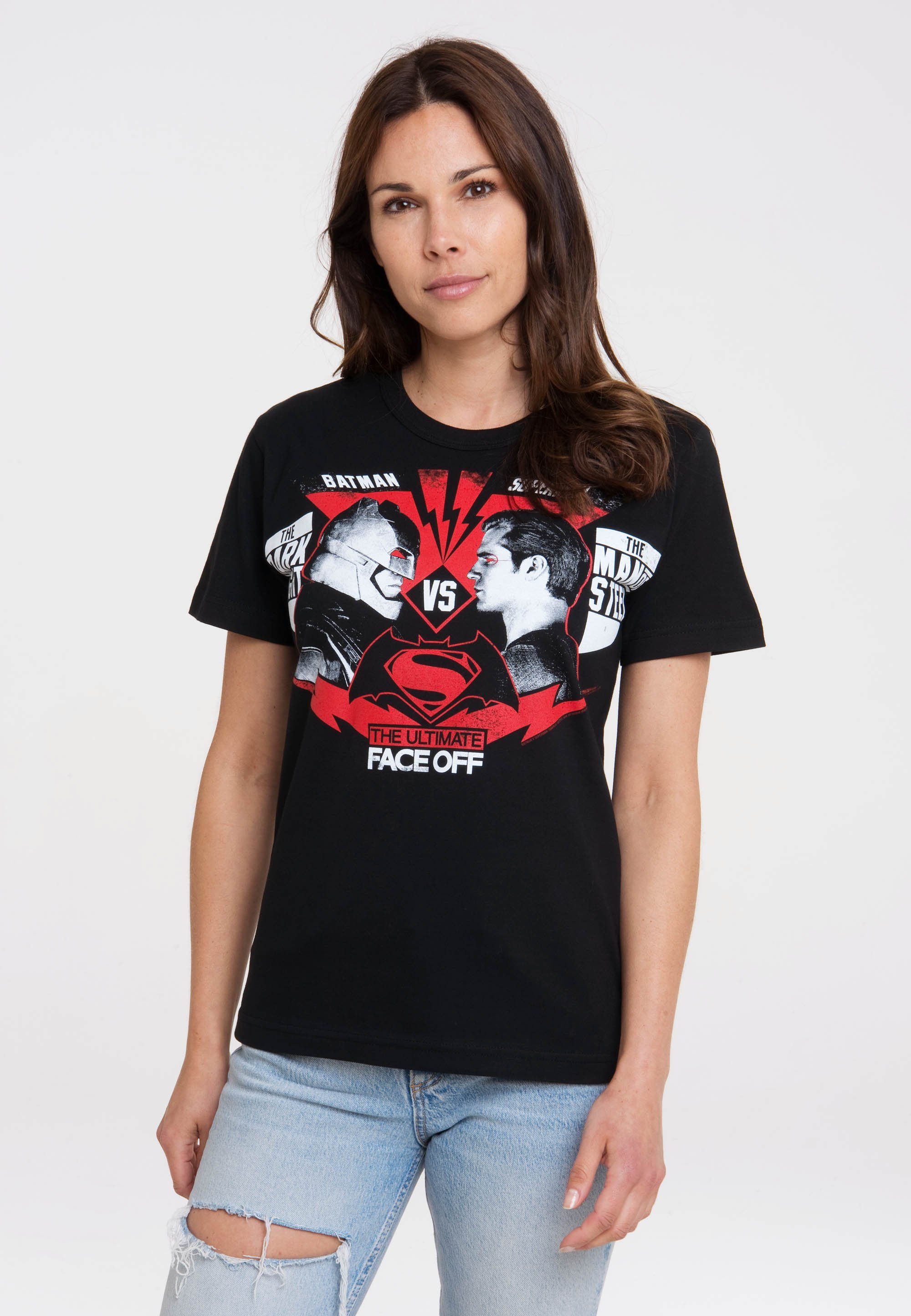 vs großem Superman Batman T-Shirt mit LOGOSHIRT Face - Off Superhelden-Print