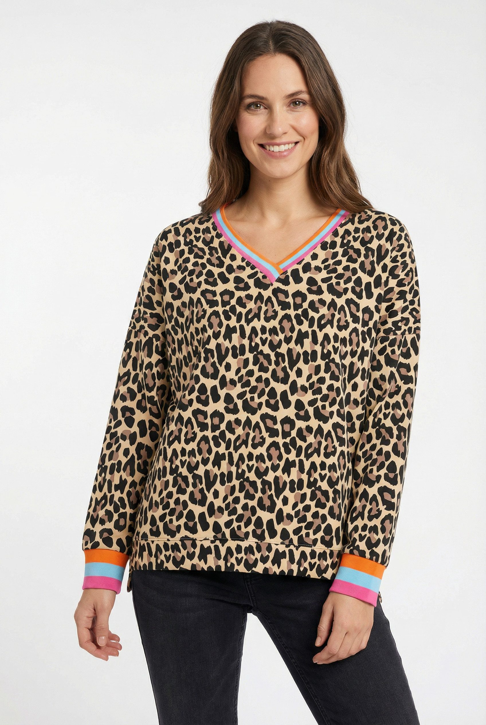 Zwillingsherz Sweatshirt "Leo Allover Neon Kante" mit trendiger Leo-Optik, Vokuhila-Schnitt und neonfarbenen Details