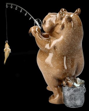 Figuren Shop GmbH Tierfigur Lustige Nilpferd Figur beim Angeln - Flusspferd Deko Angler Dekofigur