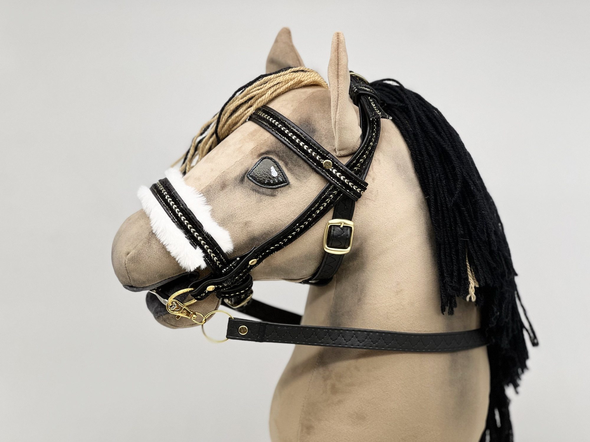 Pferdesport-Profi Hobby Horse Reithalfter Hophorse Trense mit Samtborte, Zügel, Nasenriemen (Fell)