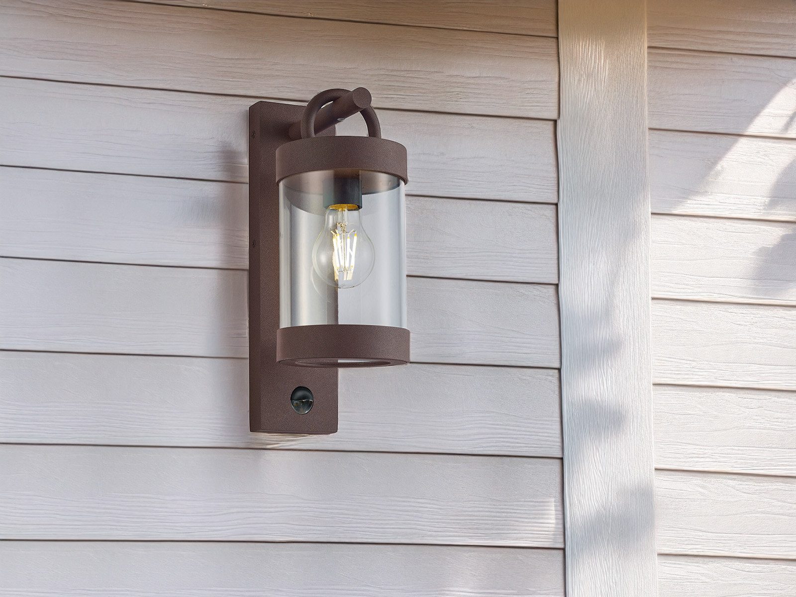 TRIO Leuchten LED Außen-Wandleuchte, Bewegungsmelder, LED wechselbar, Warmweiß, Landhausstil Wand Außenleuchte aus Aluminium Rostoptik, Höhe 33cm