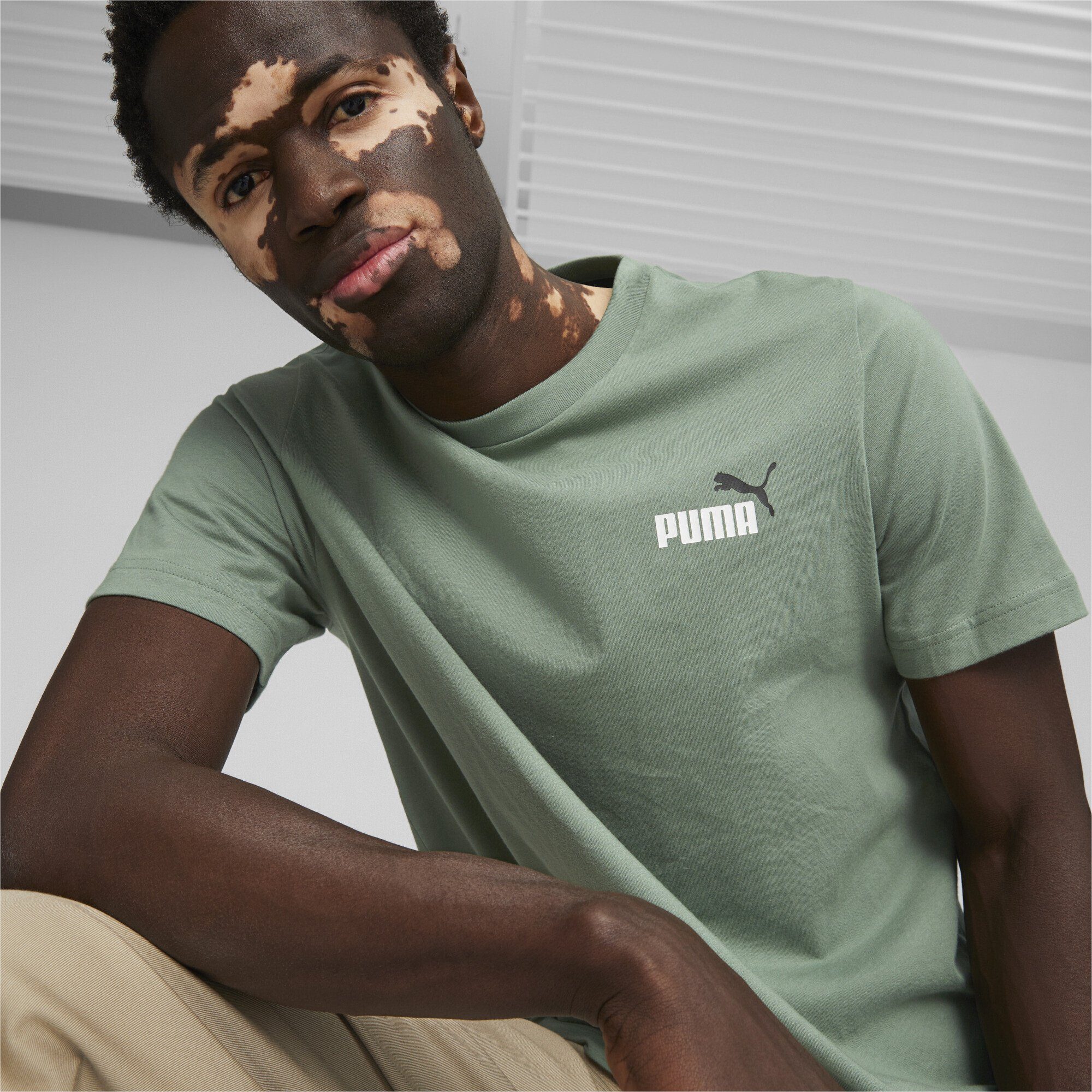 T-Shirt T-Shirt Logo PUMA Eucalyptus Herren Essentials+ mit zweifarbiges Green kleinem