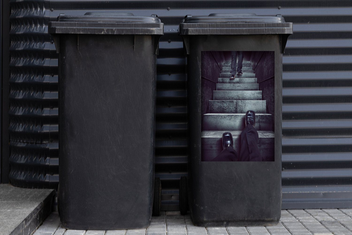 Sticker, Wandsticker Treppen auf Abfalbehälter MuchoWow Menschen Mülleimer-aufkleber, (1 Container, Mülltonne, Illusion von St),