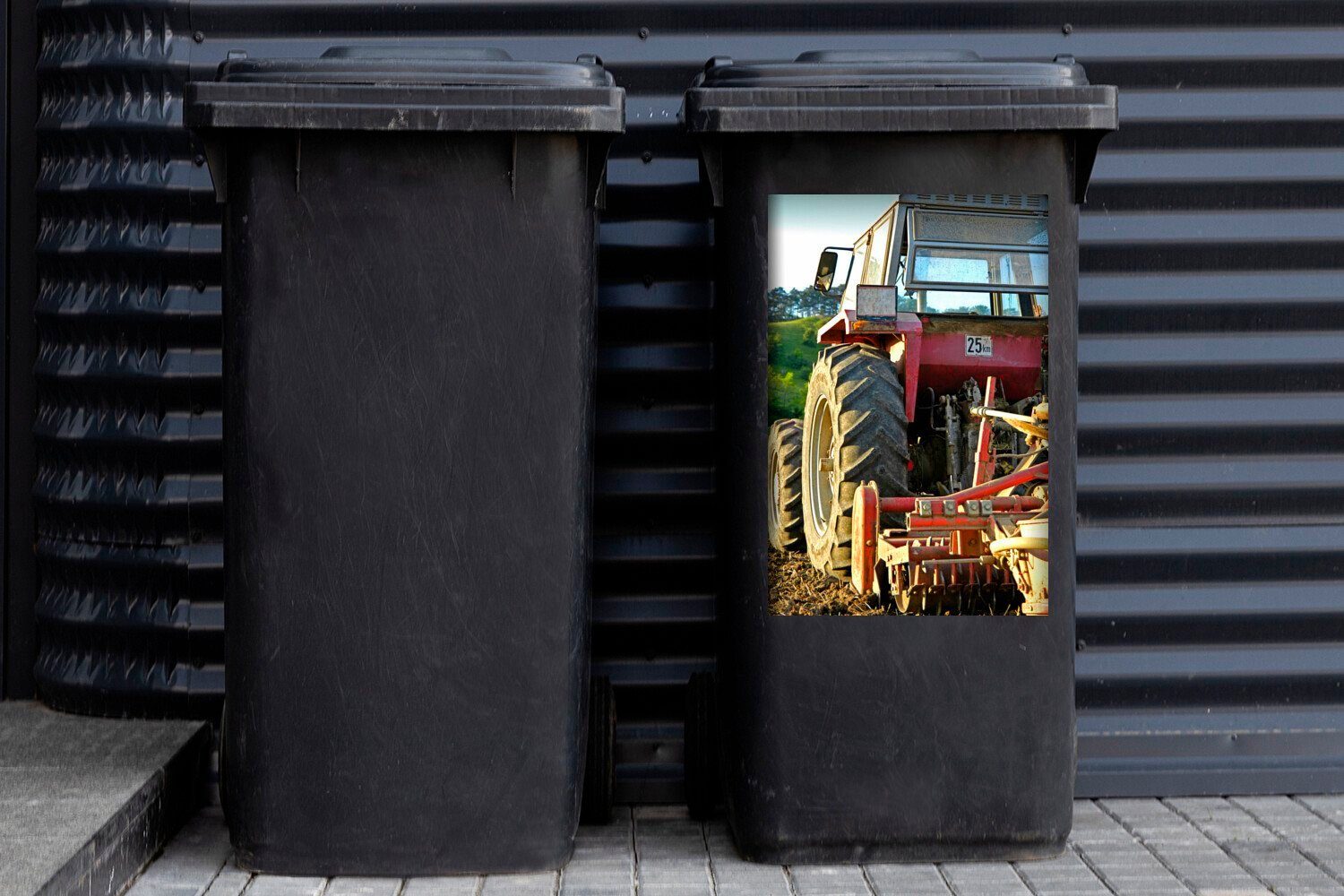 MuchoWow Wandsticker Feld Traktor pflügt Mülltonne, Ein Abfalbehälter (1 ein Mülleimer-aufkleber, Container, St), Sticker,