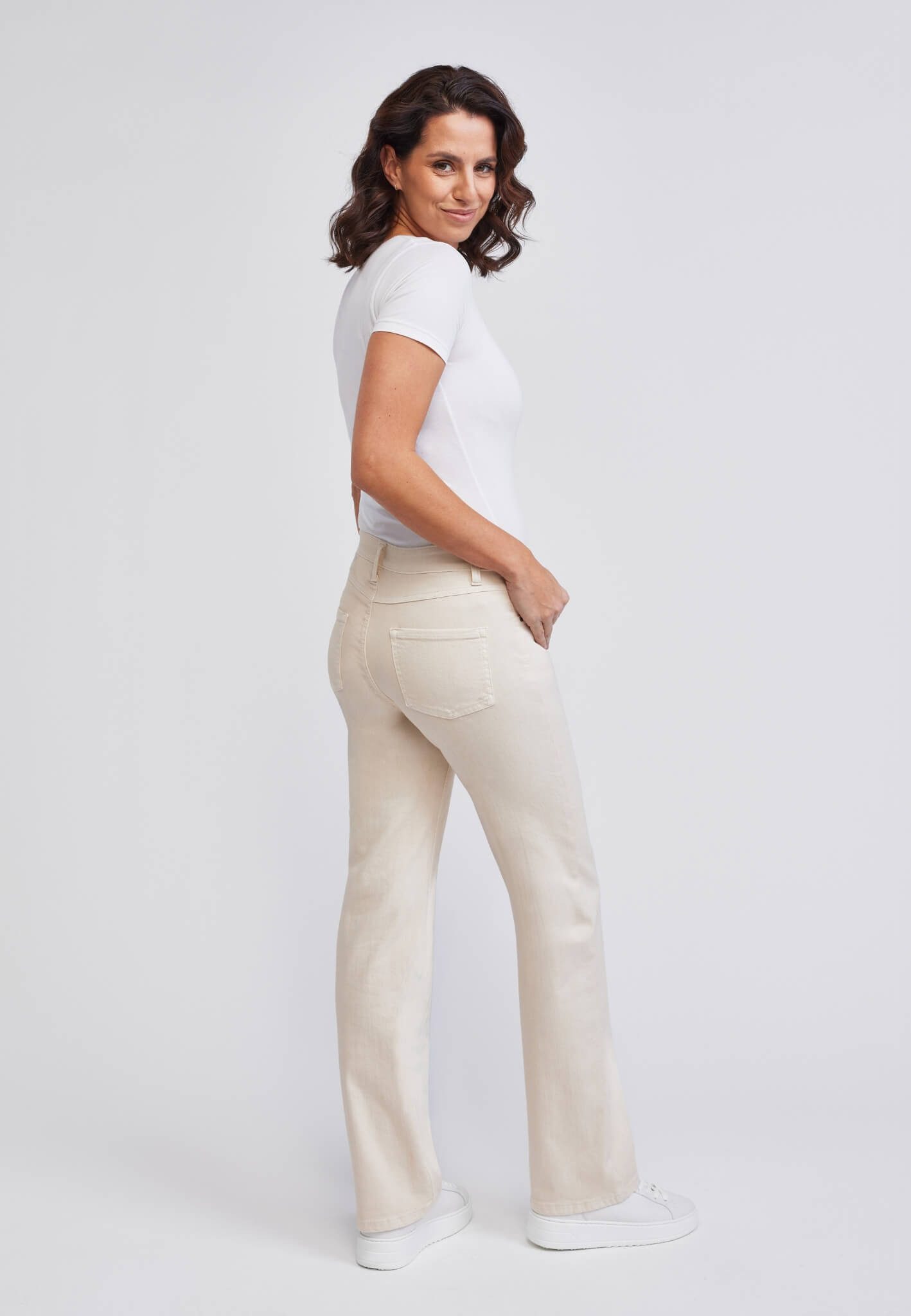 wonderjeans 5-Pocket-Jeans Relaxed Straight Cool, modern und vielseitig zu stylen – Bild 4 von 4