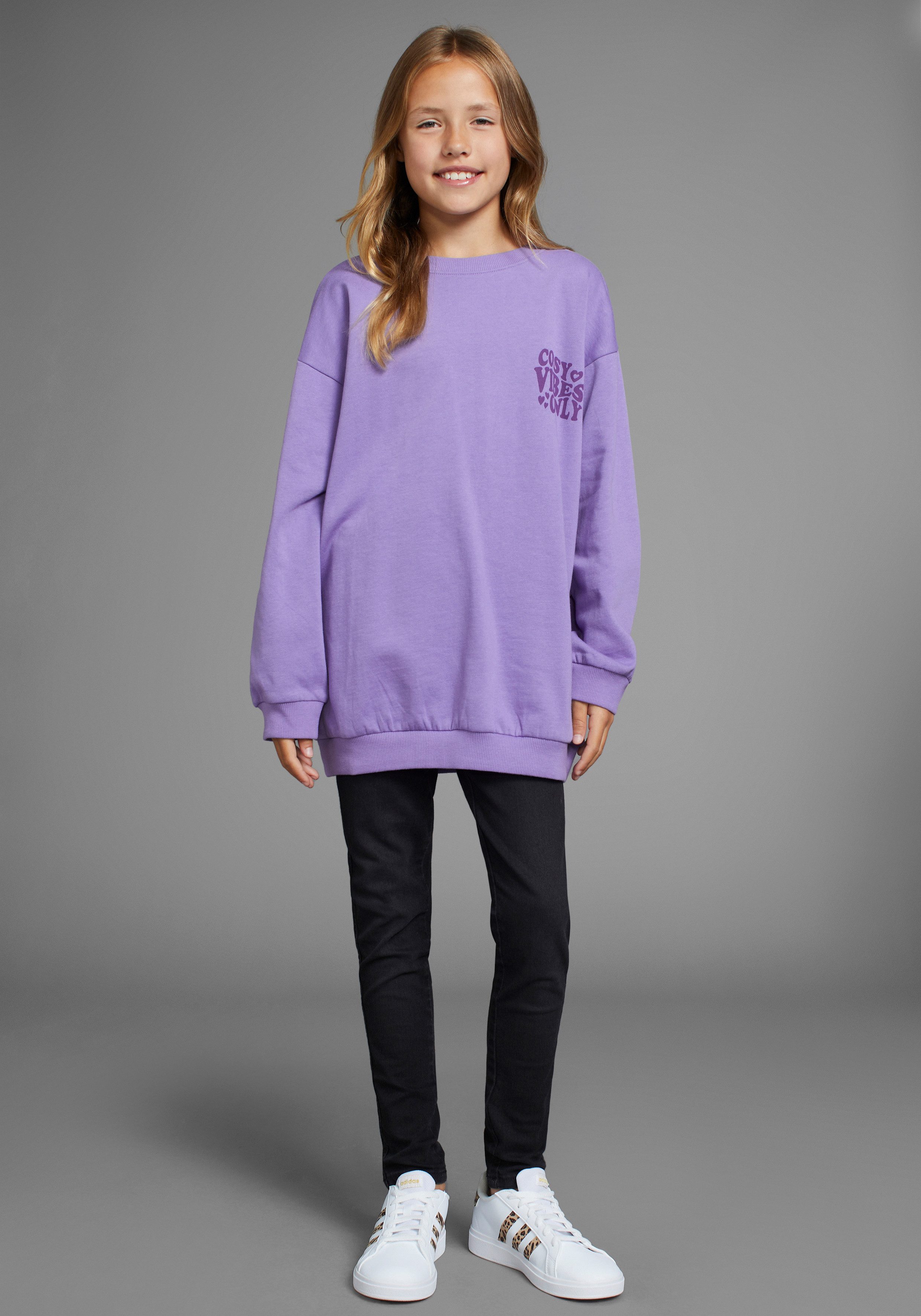 KIDSWORLD Sweatshirt Rückenprint Sweatshirt in lockerer Form Weites Sweatshirt mir Front- und Rückendruck in bequemer Form – Bild 4 von 5