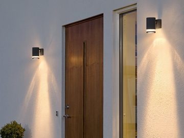 KONSTSMIDE LED Außen-Wandleuchte, LED wechselbar, warmweiß, kleine Fassadenlampe, Carport Haus-wand beleuchten, Schwarz H: 13cm