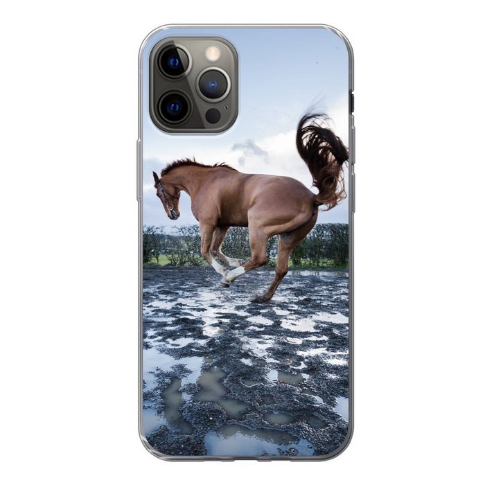 MuchoWow Handyhülle Ein bockendes Pferd in den Pfützen Handyhülle Apple iPhone 12 Pro Smartphone-Bumper Print Handy