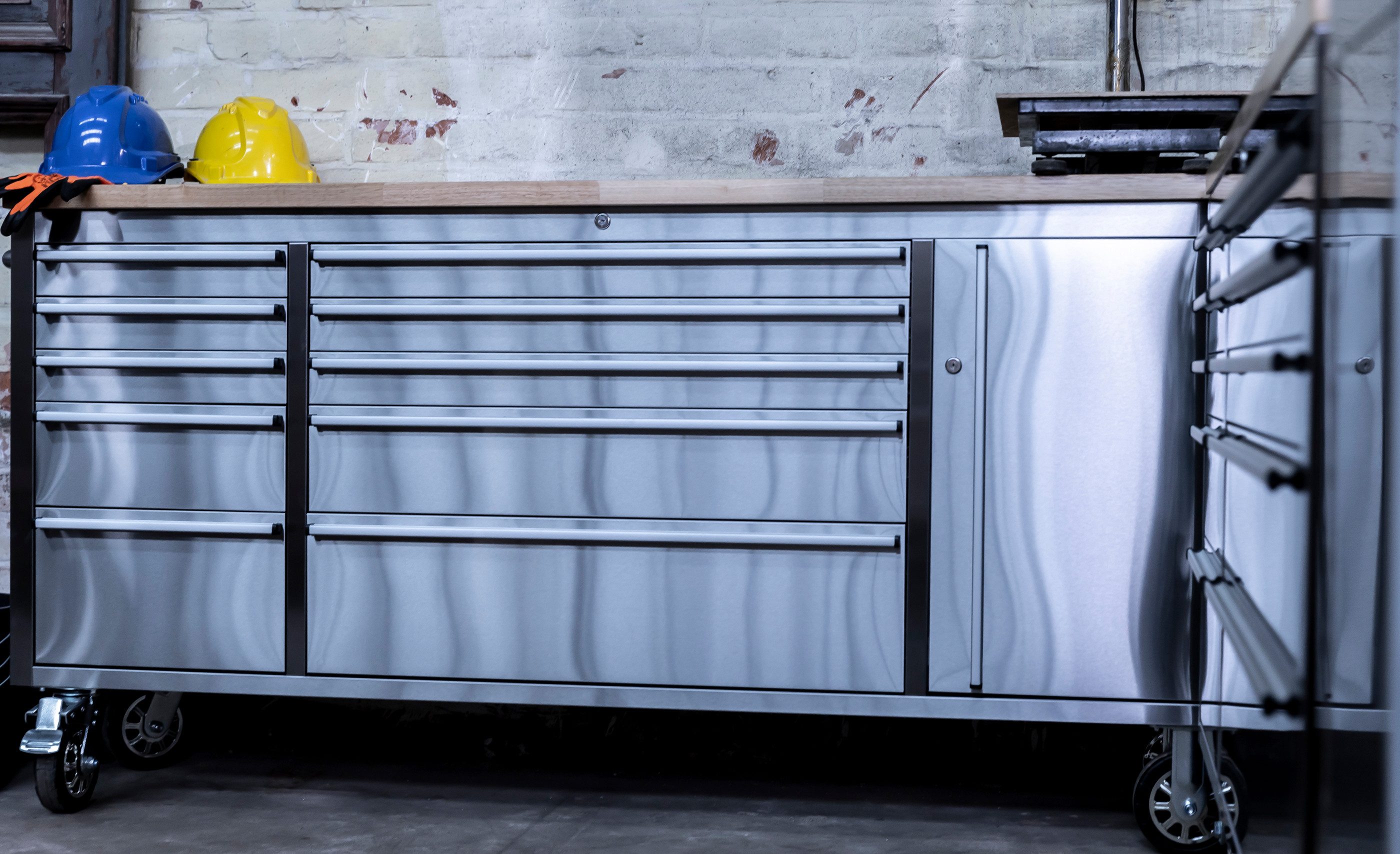 ONDIS24 Werkstattwagen Werkzeugwagen aus Edelstahl mit 1 Tür 10 Schubladen, max. Traglast:300 kg, fahrbar, kugelgelagerten Schubladen, abschließbar, Massivholzplatte