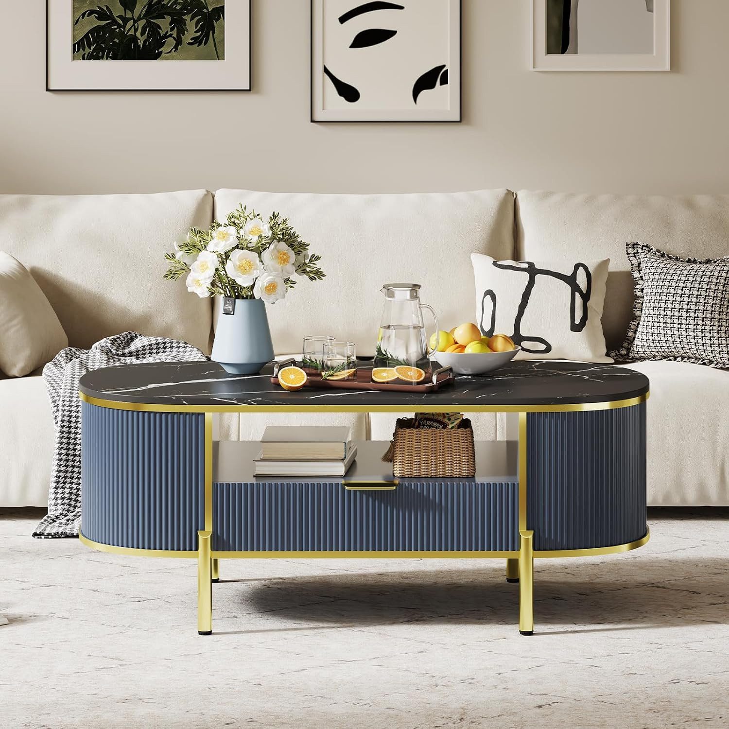 GarveeMore Couchtisch Moderner Luxus-Beistelltisch mit geschwungenem Design 122x56x48cm, geriffeltem Korpus,Tischplatte in Marmoroptik goldenen Metalldetails – Bild 4 von 5
