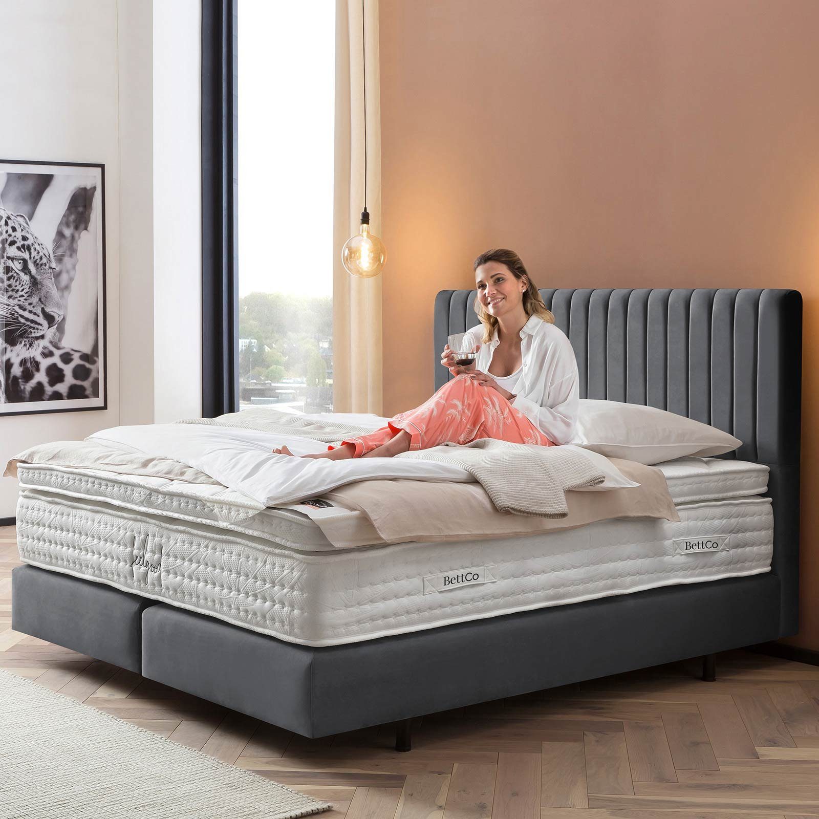 BettCo Boxspringbett Paris (in Dunkelgrau Velours, 180 x 200 cm), Pfeifensteppung, Topper optional, Schwebeoptik
