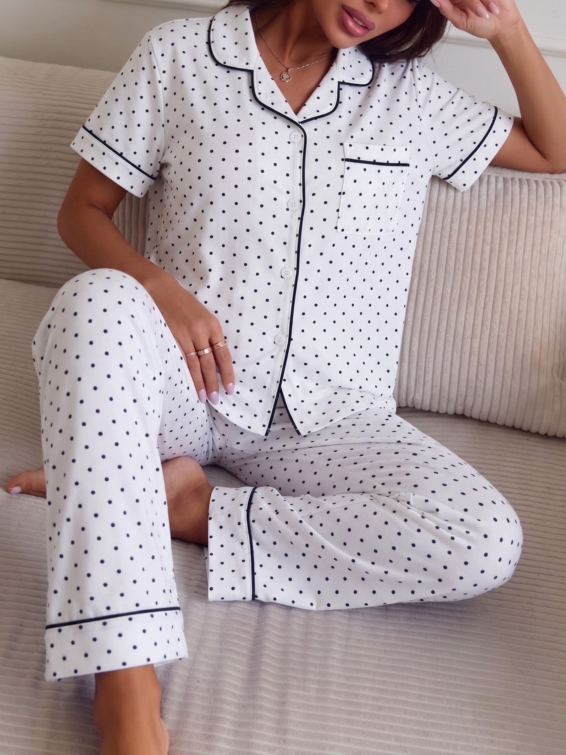 Elegant Love Pyjama Damen Schlafanzug & Nachtwäsche »Polka Dot«, strukturierte Loungewear (Set, 2 tlg., Kurzärmliges Oberteil und lange Schlafhose) Gepunkteter Damenpyjama mit Kontrastpaspeln und Brusttasche