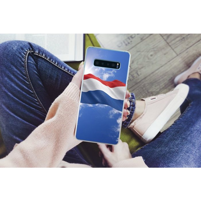 MuchoWow Handyhülle Die Flagge der Niederlande weht am Himmel Phone Case Handyhülle Samsung Galaxy S10+ Silikon Schutzhülle FN11320