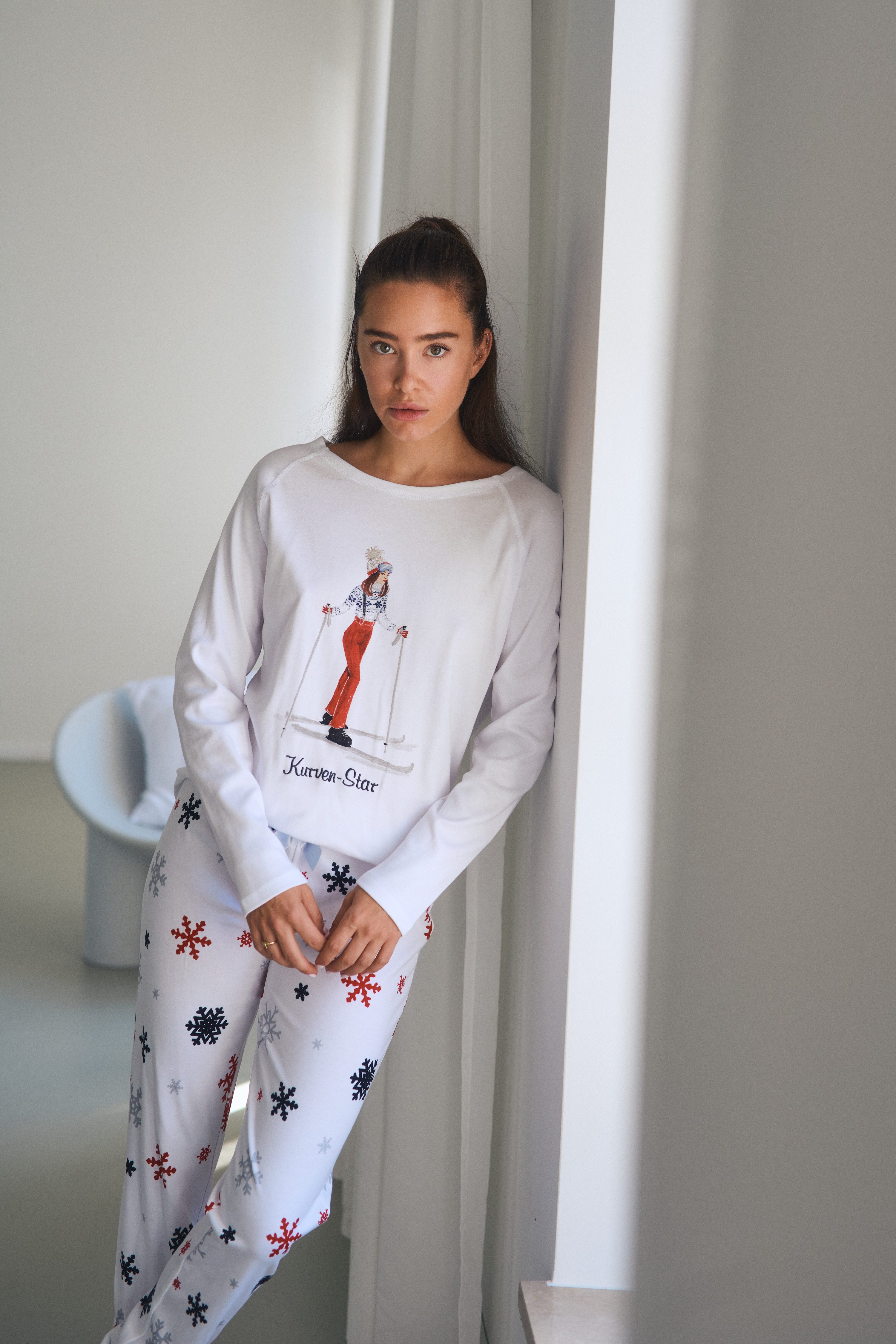 Louis & Louisa Pyjama Louis & Louisa Damen Pyjama Bündchen mit Druck "Skifahrerin"