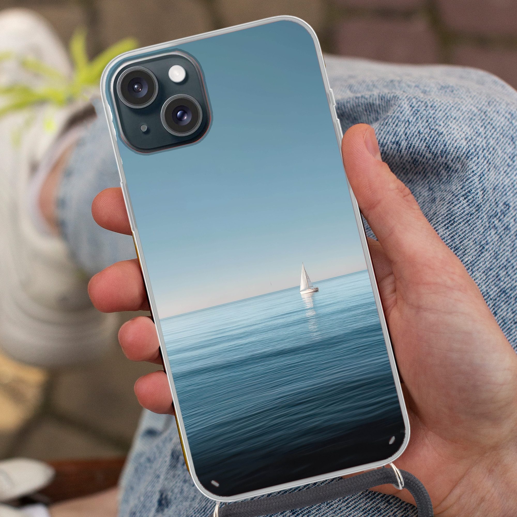 MuchoWow Handyhülle für Apple iPhone 15 Segelboot - Ruhige See - Strahlend blauer Himmel, Tragbare Handyhüllen mit Kette zum umhängen, Handykette Handyband